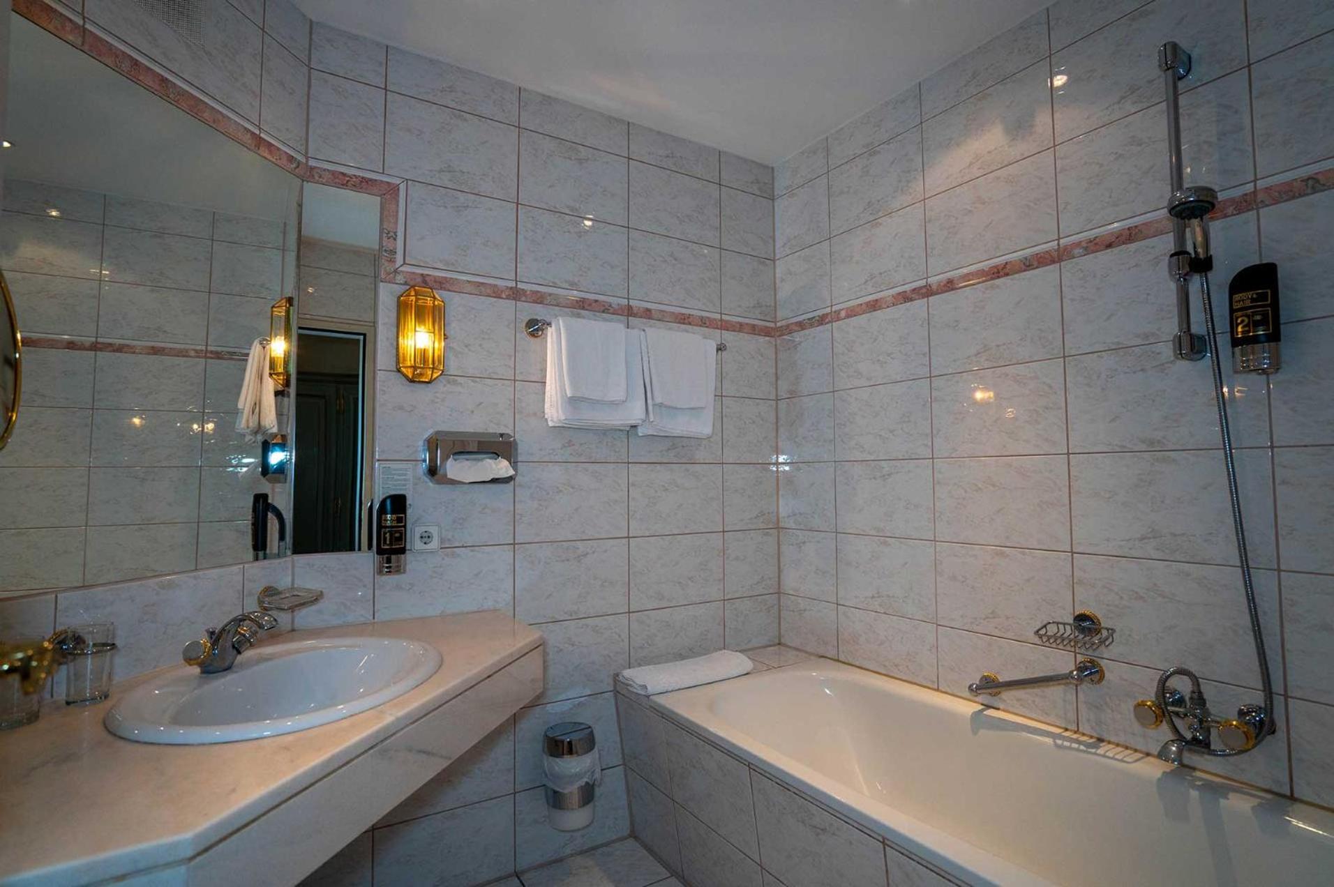 Deluxe Double Room with Balcony - Photo 3