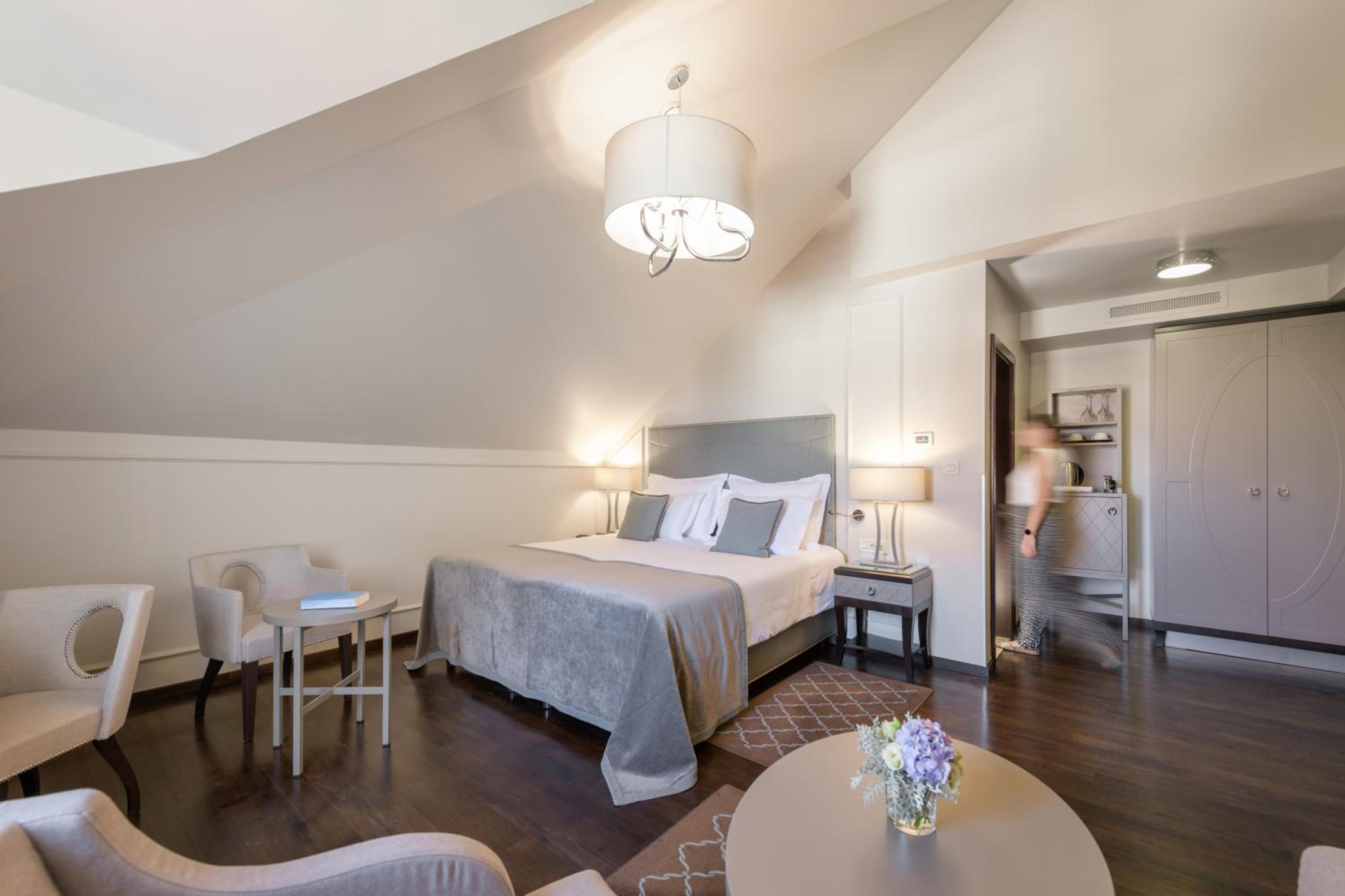 Deluxe Room - Photo 13