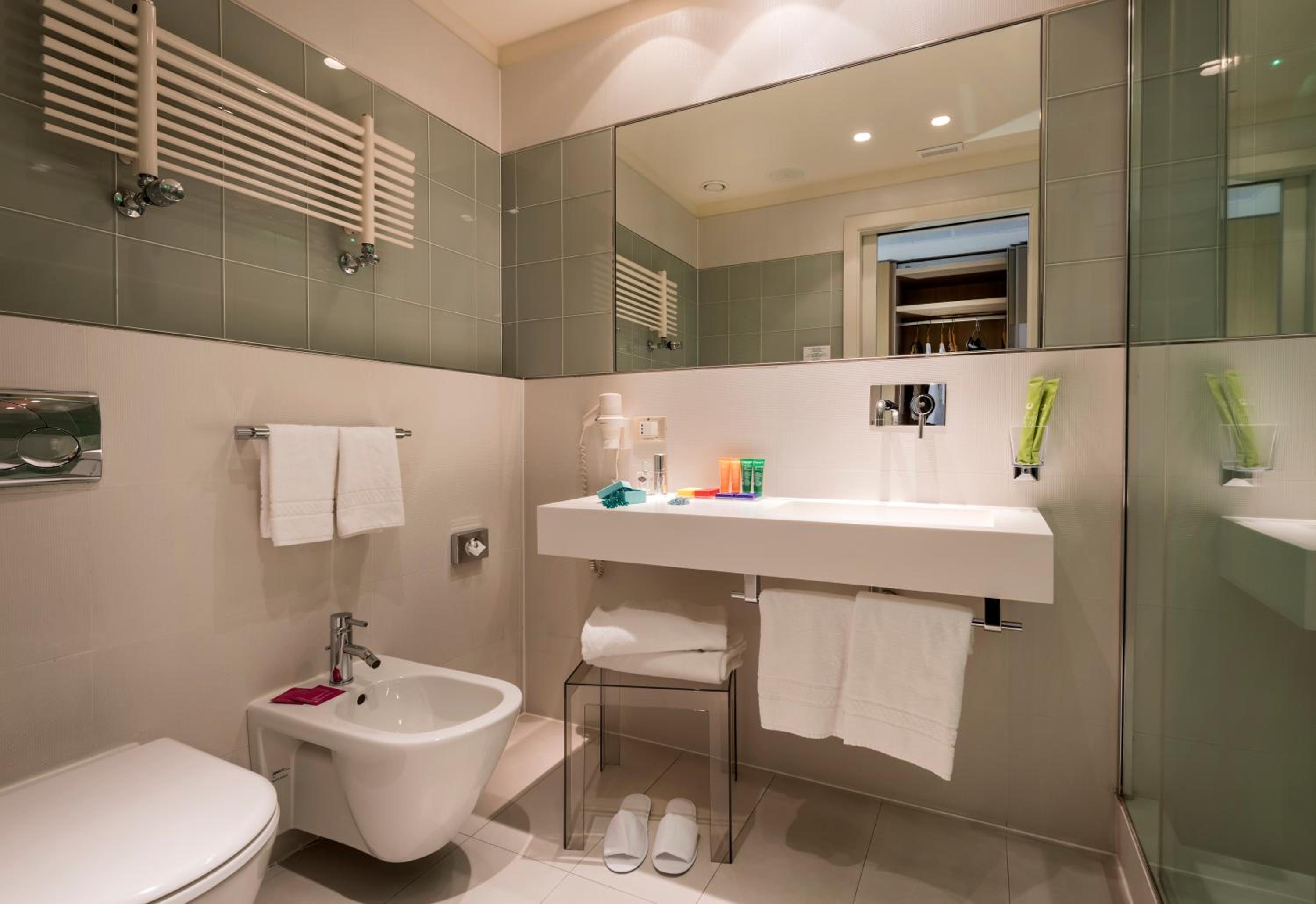Standard King Room - Photo 3