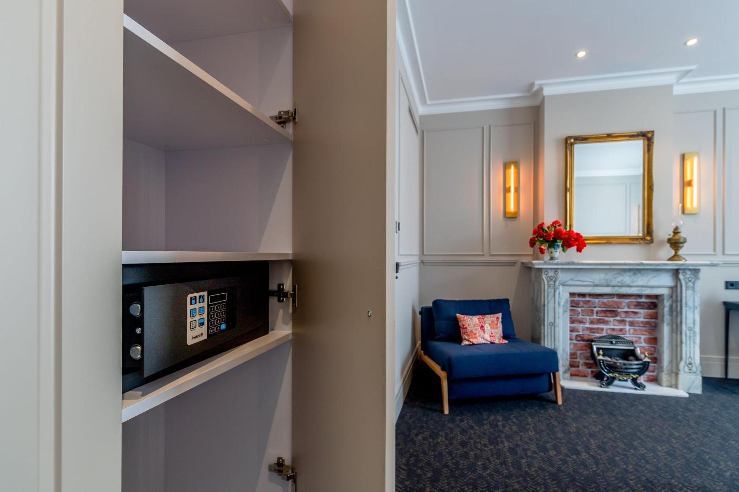 Deluxe Double Room (2 Adults + 1 Child)