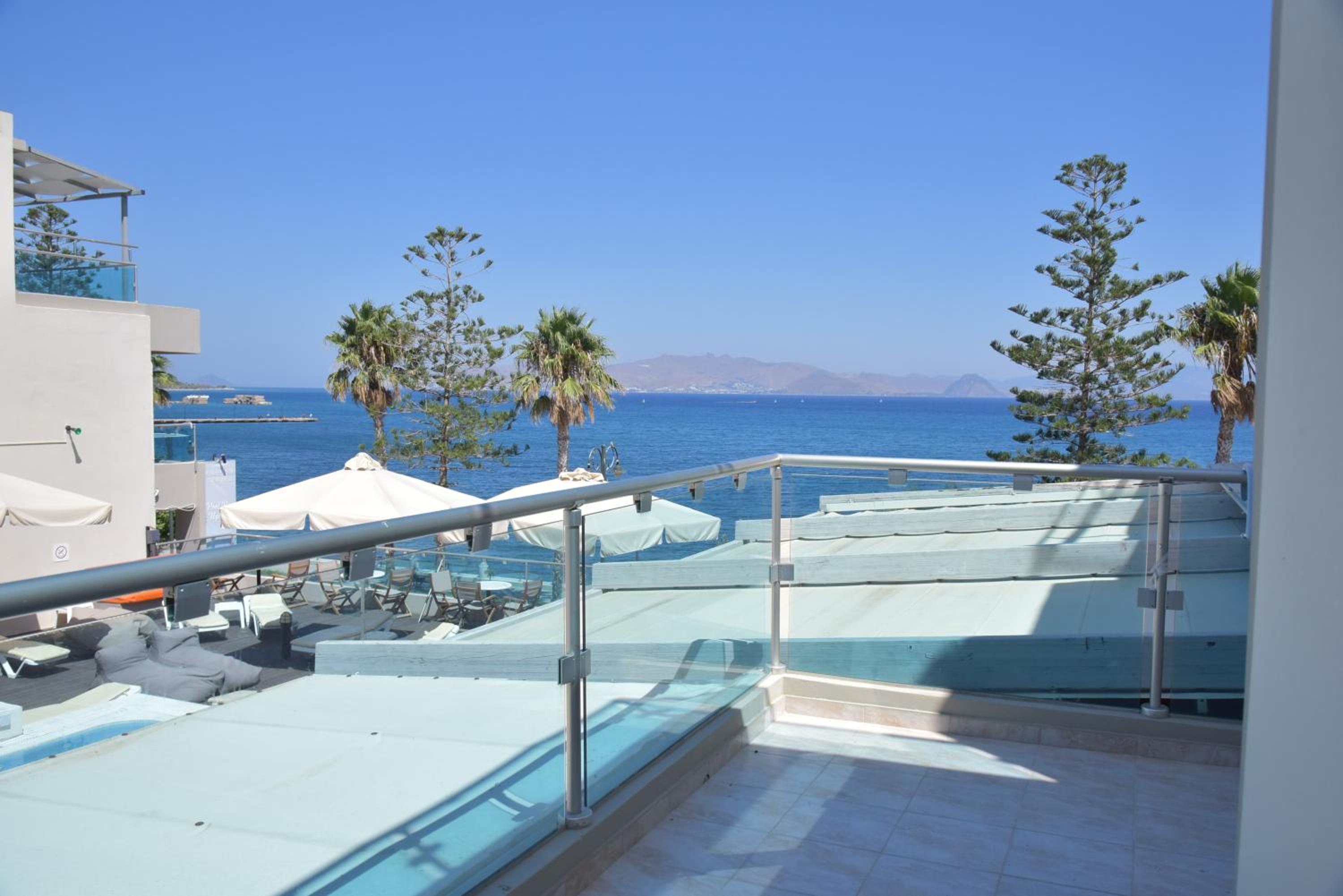 Two Room Apartment Suite with Sea View and Pool View (6 Adults) photo 3