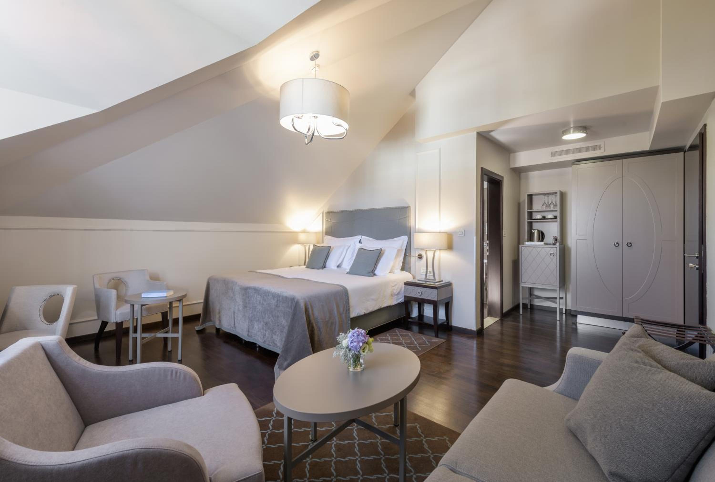 Deluxe Room - Photo 12
