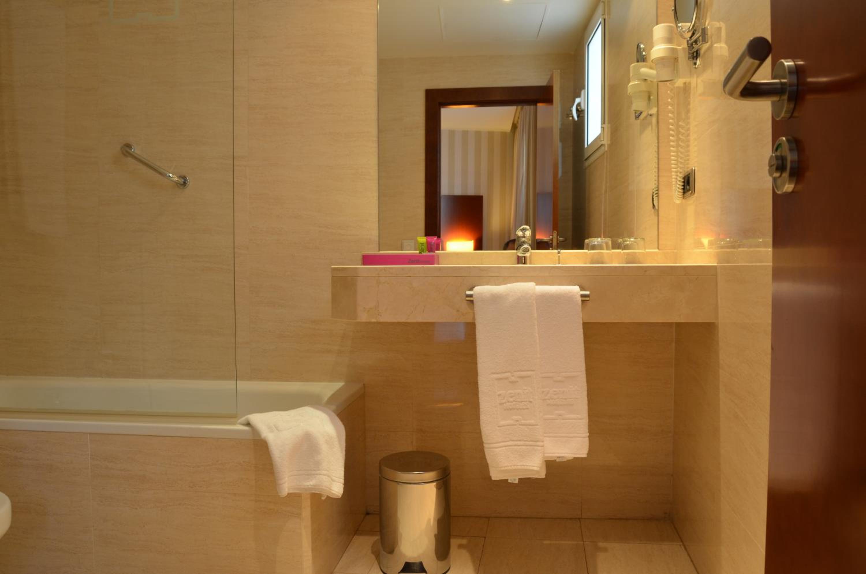 Twin Room - Photo 14