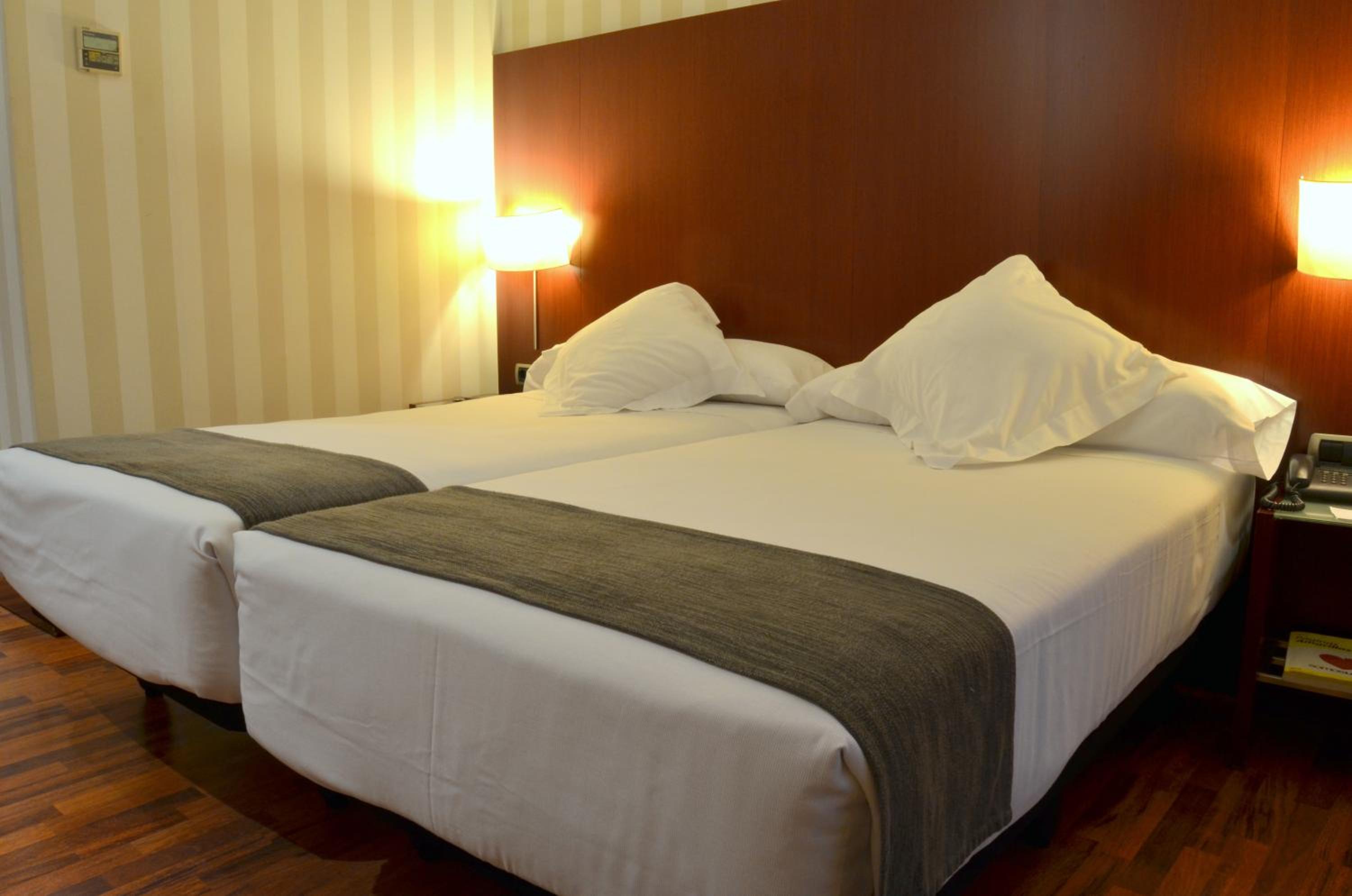 Twin Room - Photo 3
