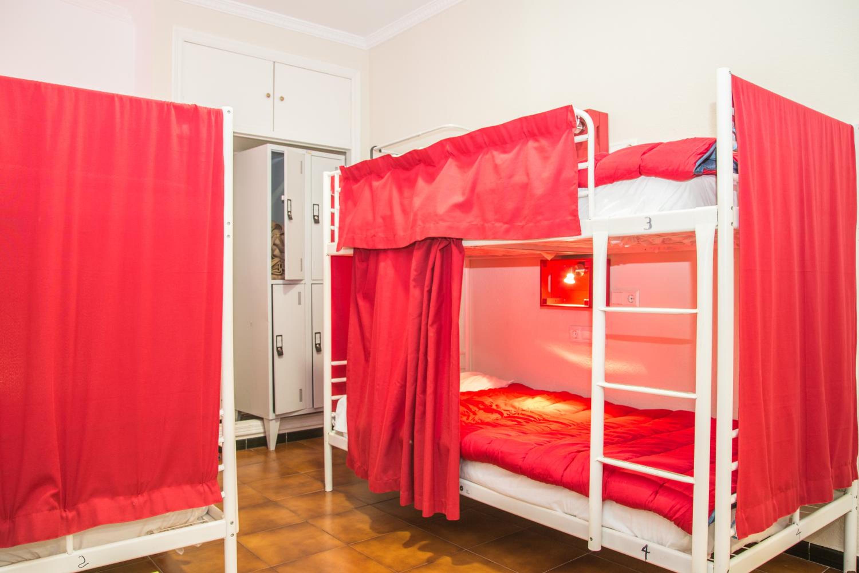 Cama en Dormitorio Femenino de 4 Camas con Baño Privado