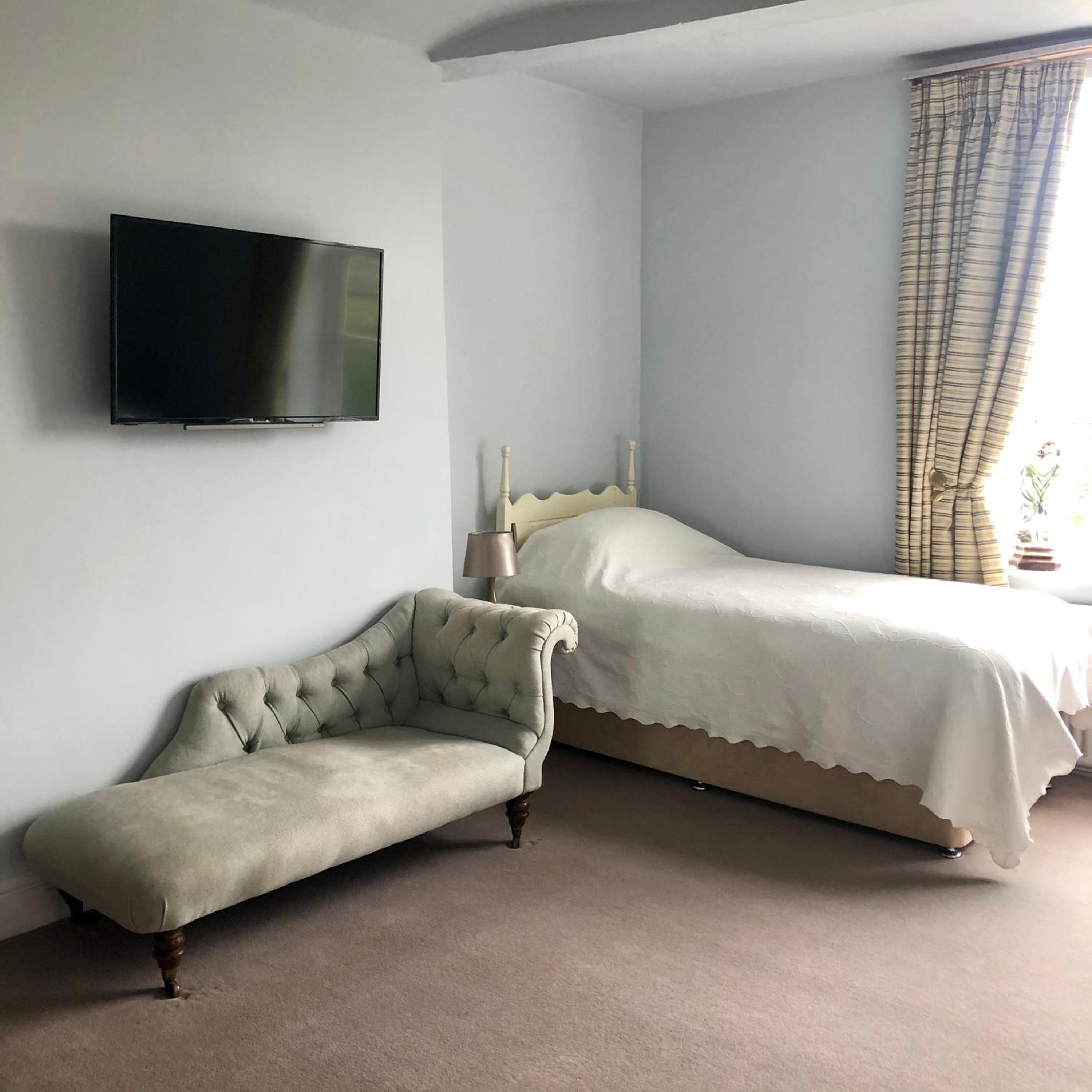 Large Family Room photo 1