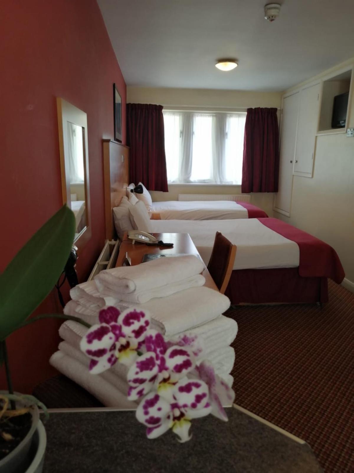 Family Room (2 Adults + 2 Children)