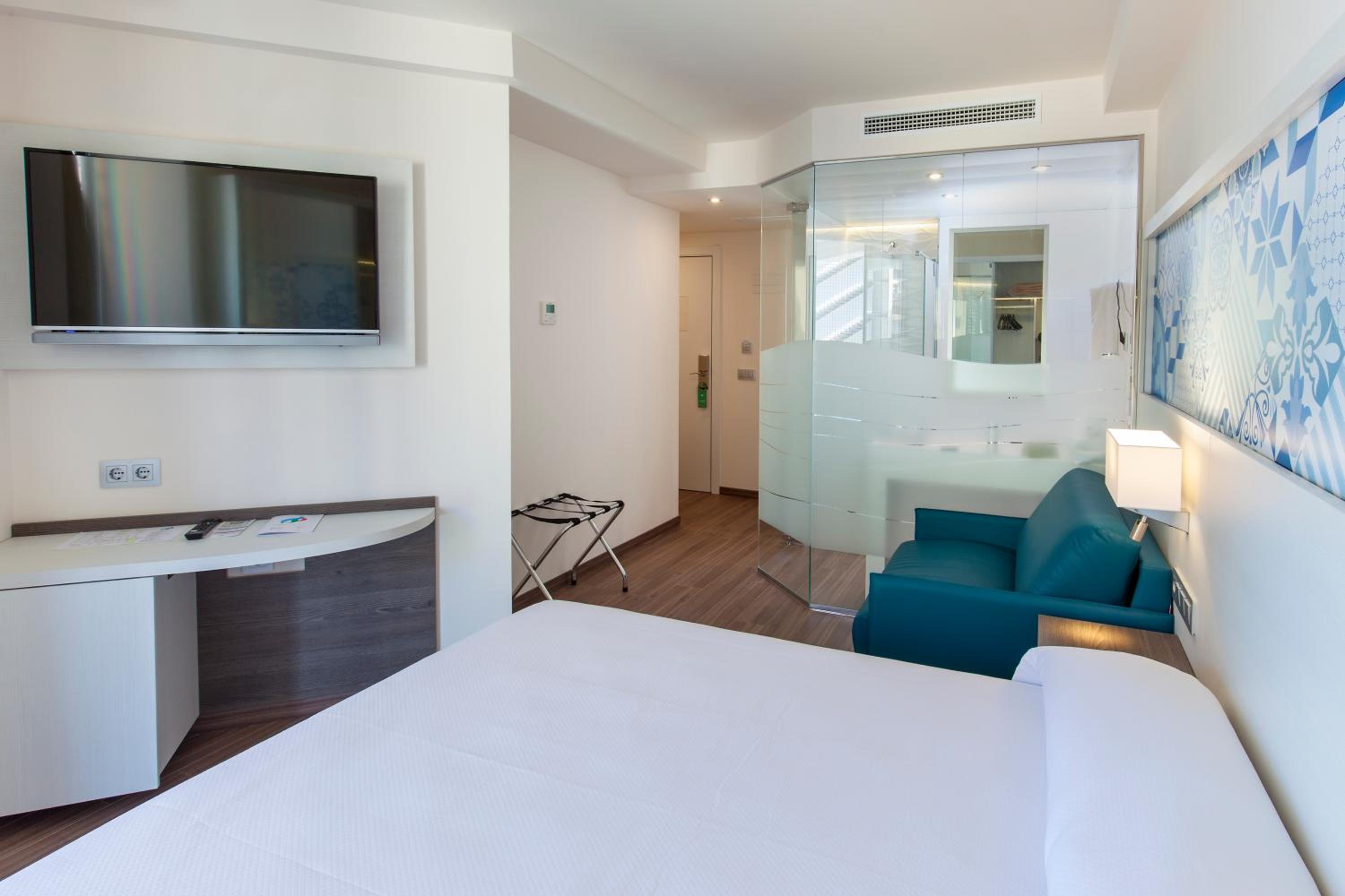 Habitación Triple con Vista al Mar (2 Adultos)
