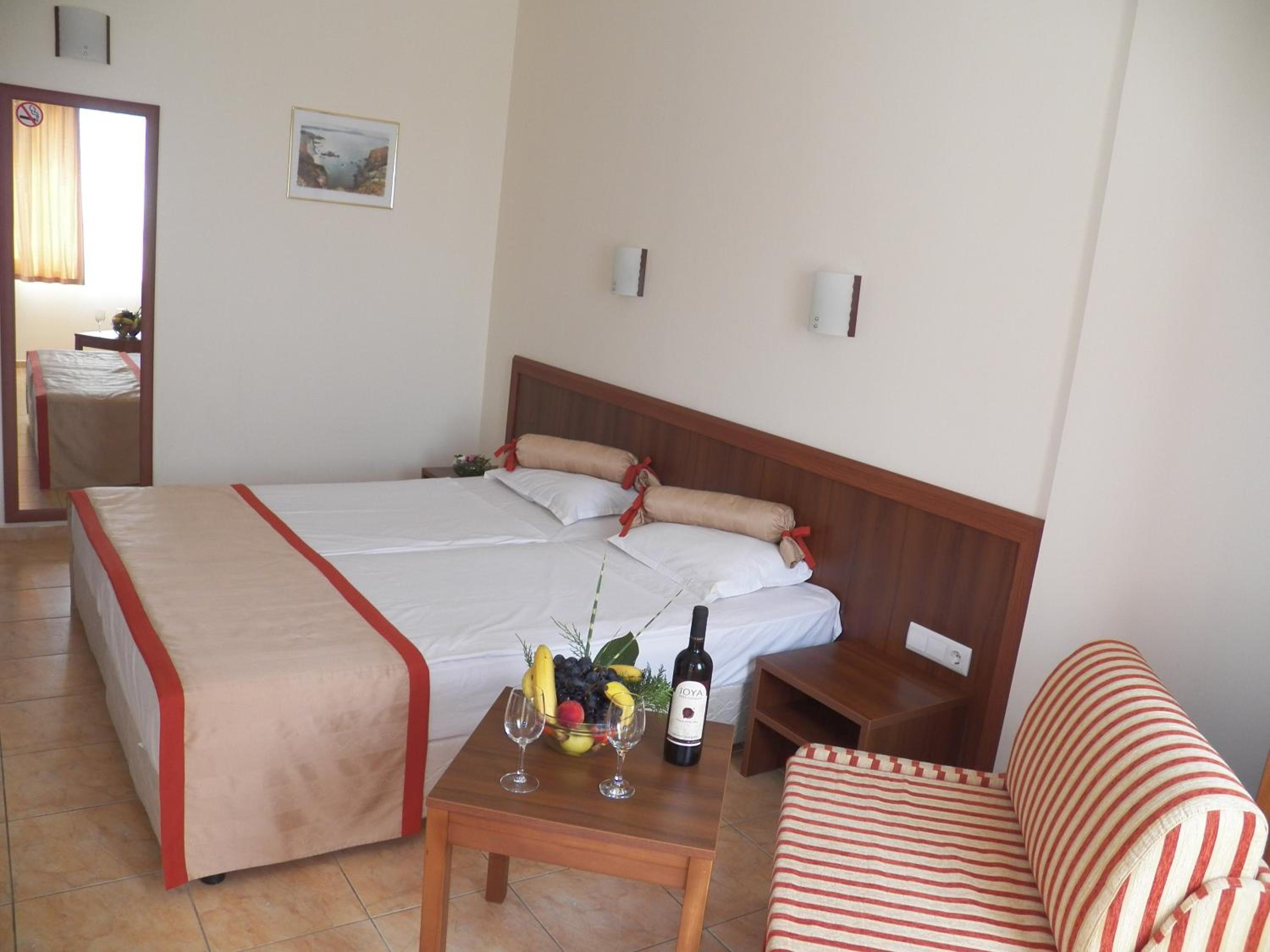 Twin Room with Balcony - Photo 3