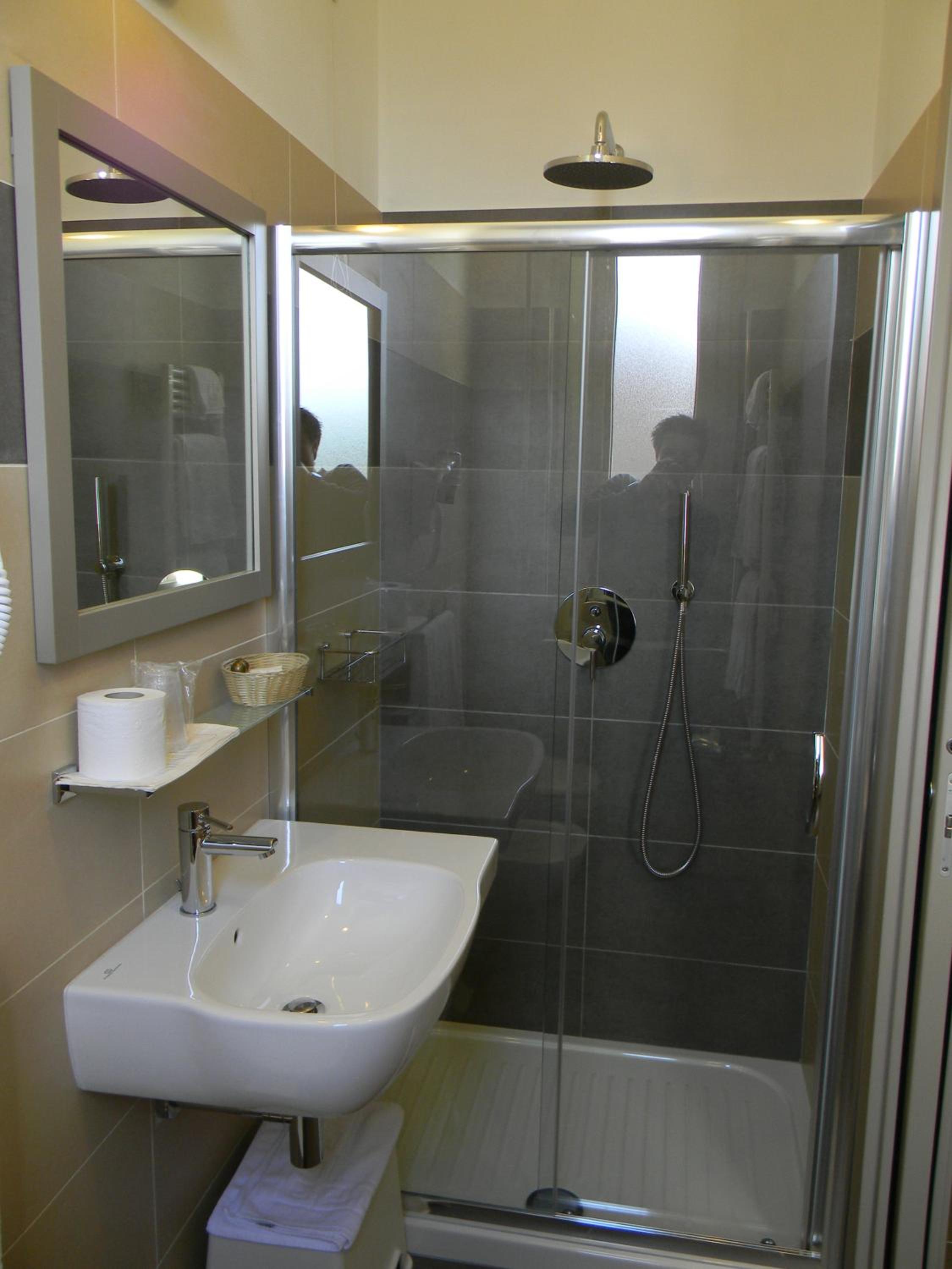 Double or Twin Room - Photo 7