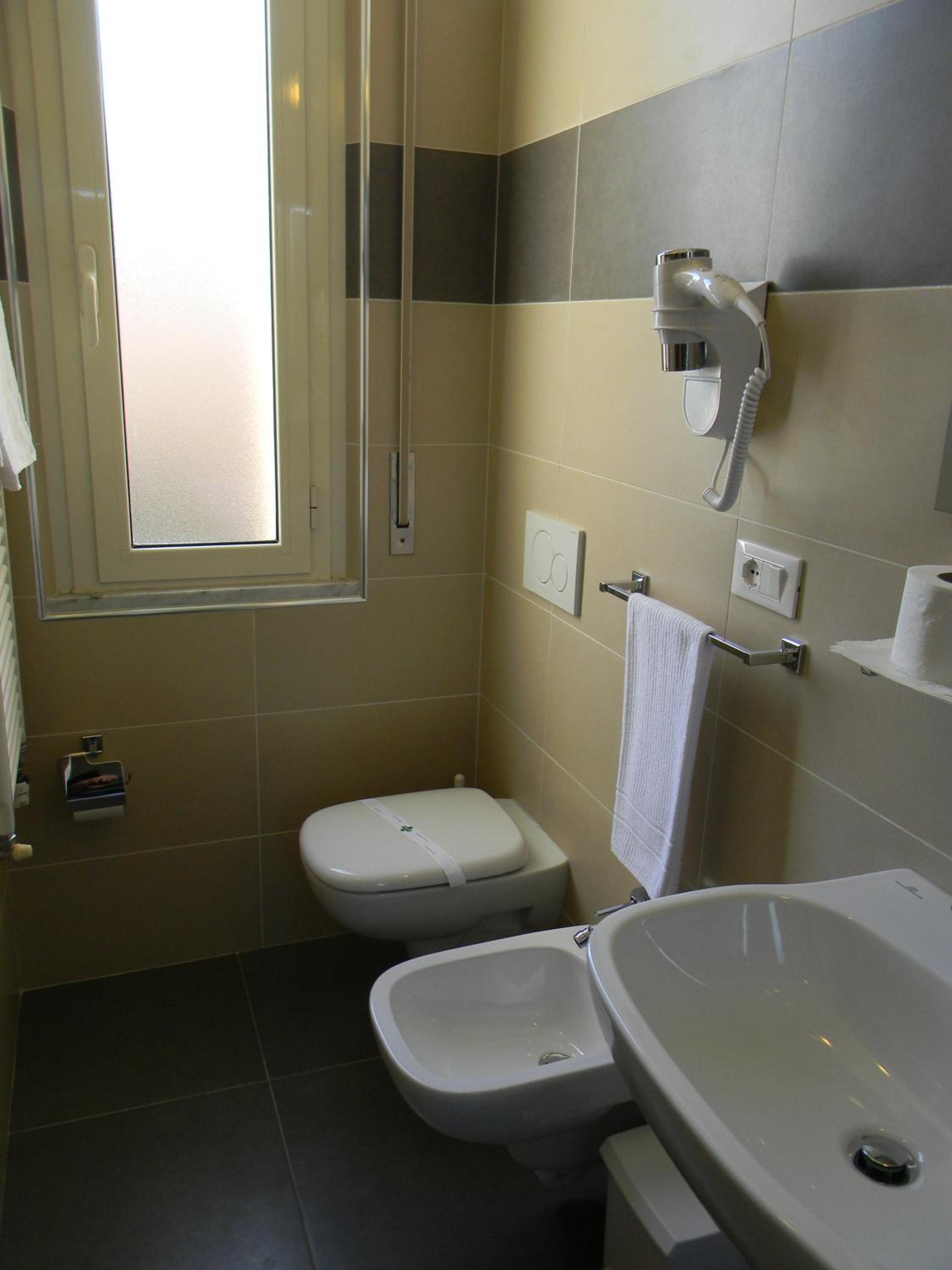 Double or Twin Room - Photo 8