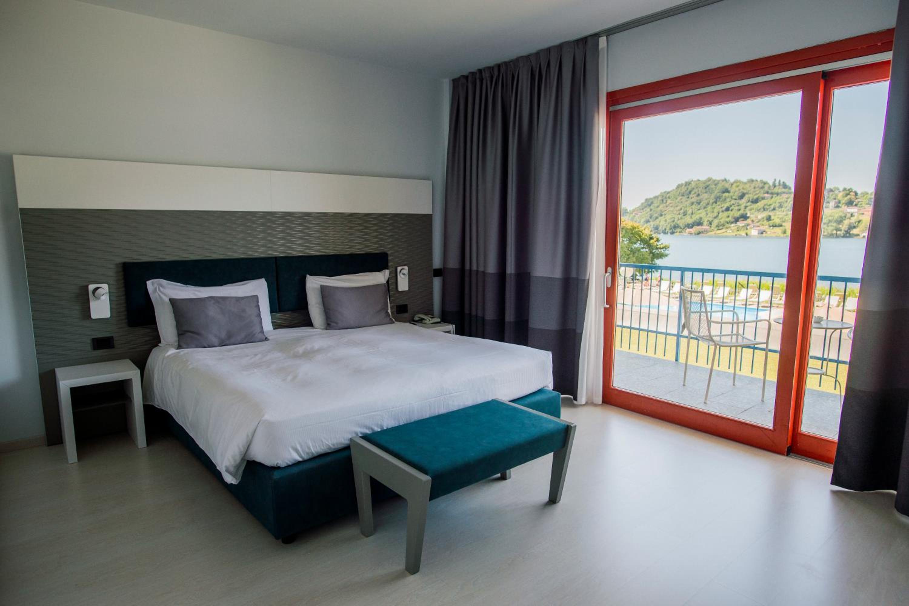 Double Room with Lake View - Photo 9