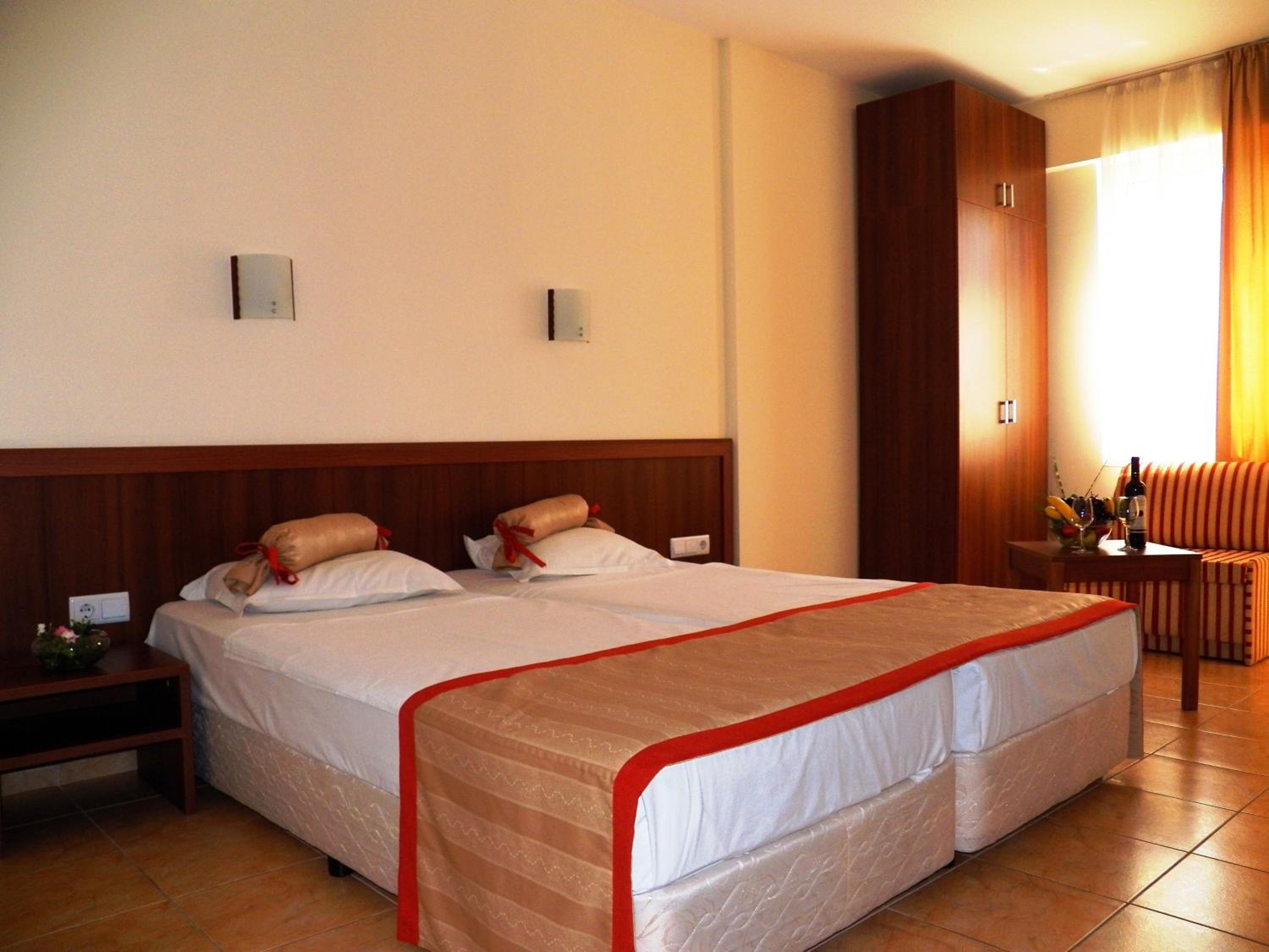 Twin Room with Balcony - Photo 5