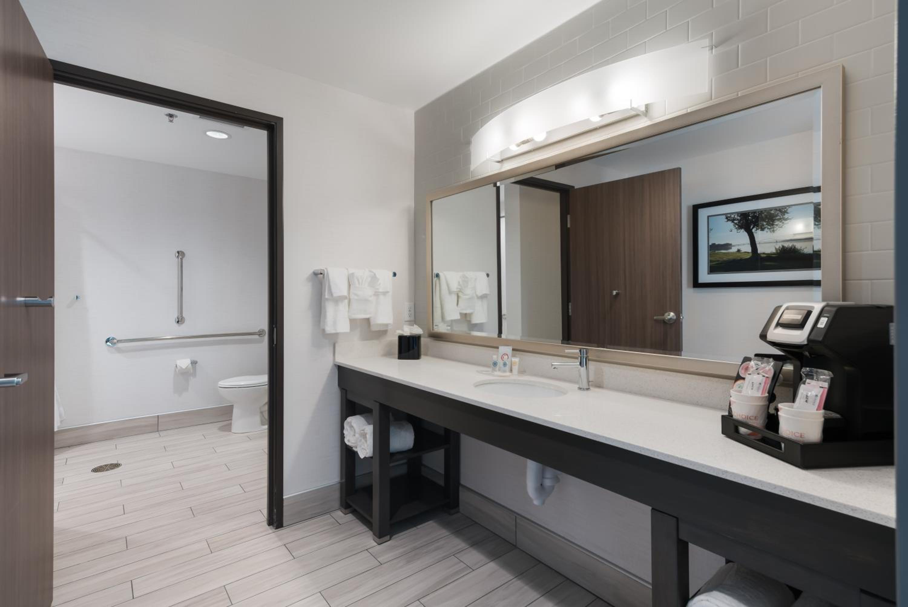 Queen Suite with Two Queen Beds - Accessible/Non-Smoking - Photo 5