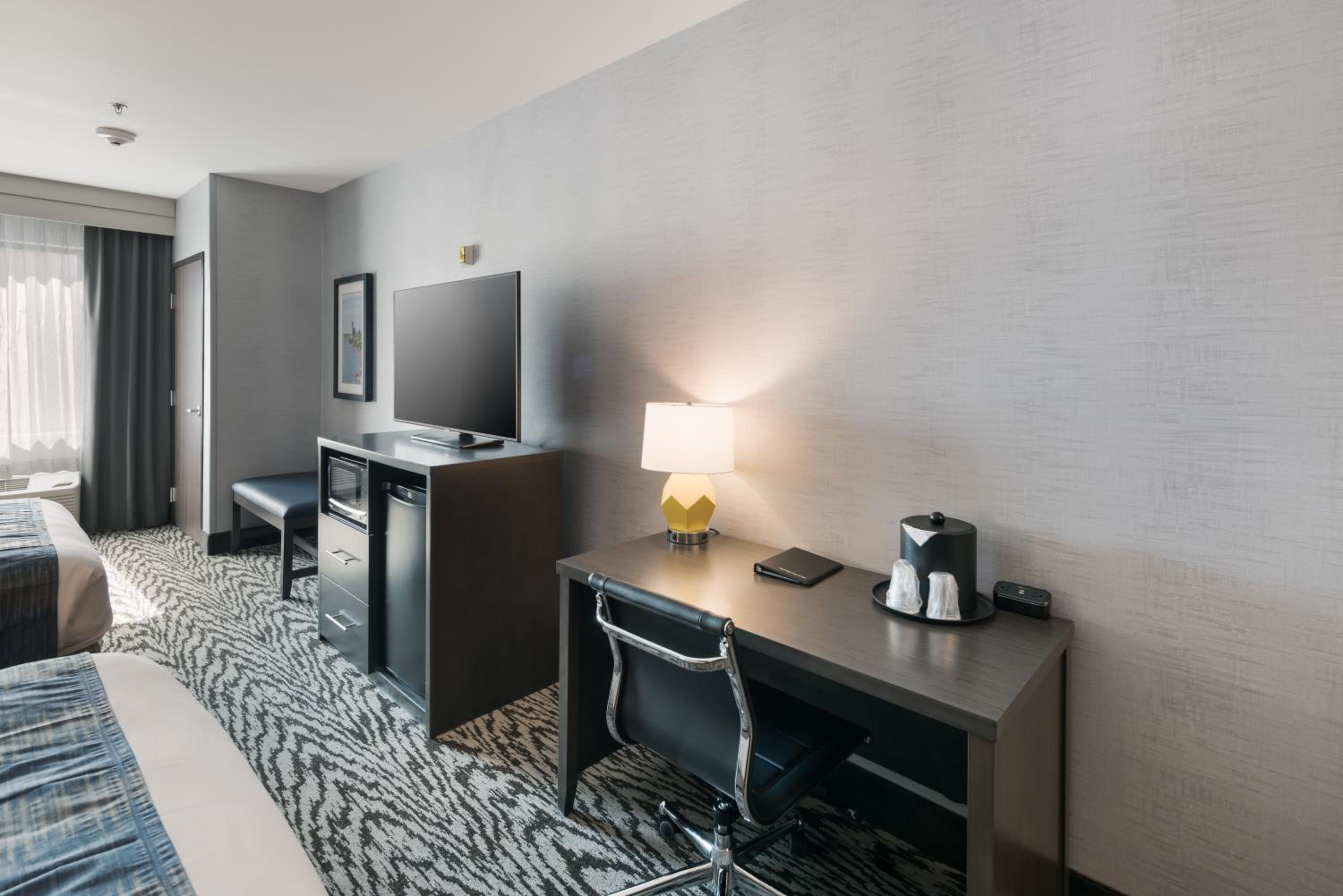 Queen Suite with Two Queen Beds - Accessible/Non-Smoking - Photo 6