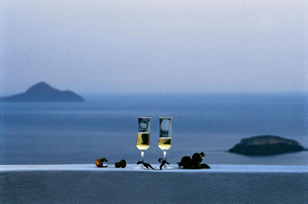 Honeymoon Suite with Outdoor Dip Pool and Caldera View photo 2
