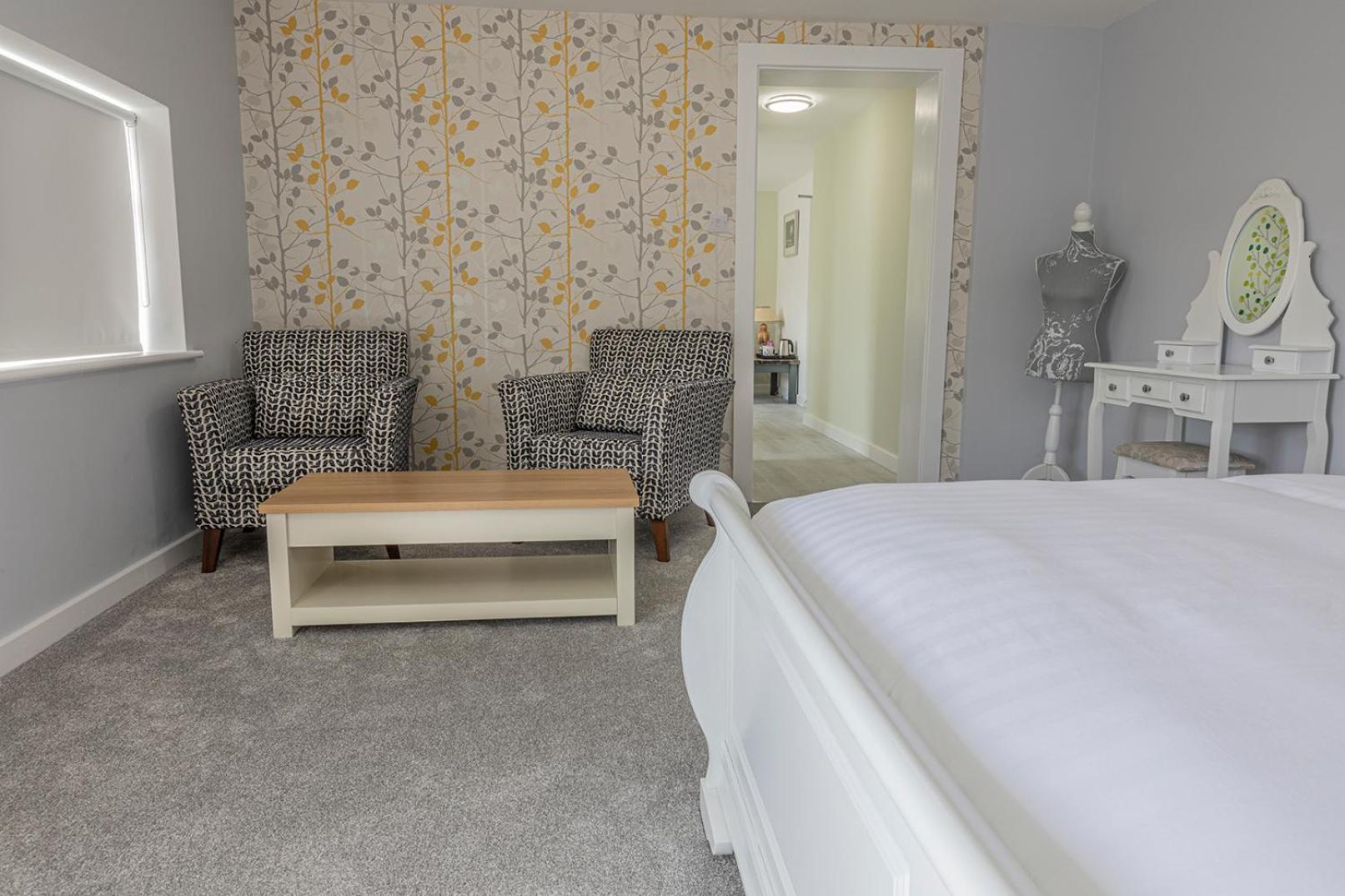 Deluxe Queen Room - Photo 7