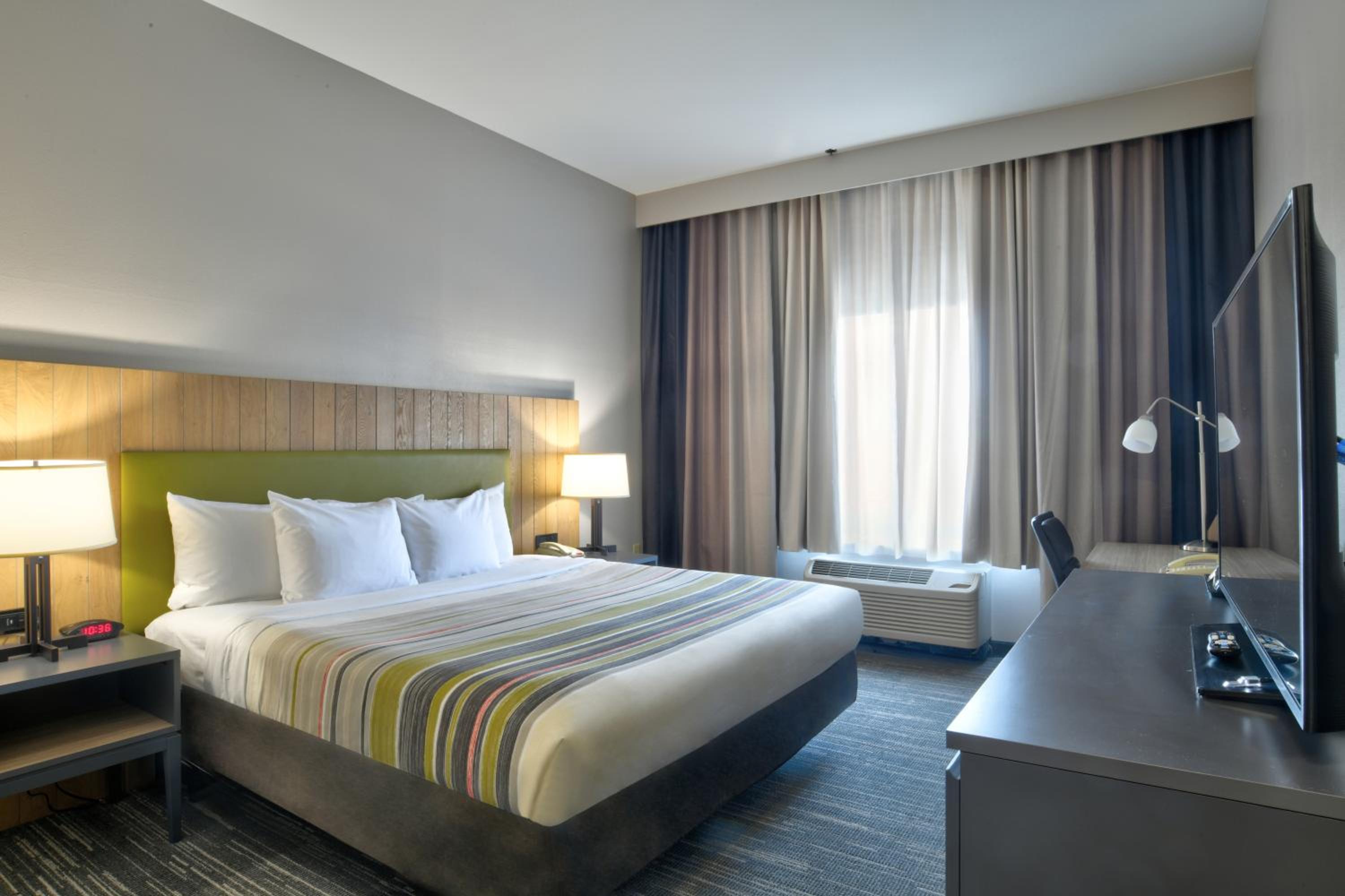 One-Bedroom King Suite with Sofa Bed - Photo 3