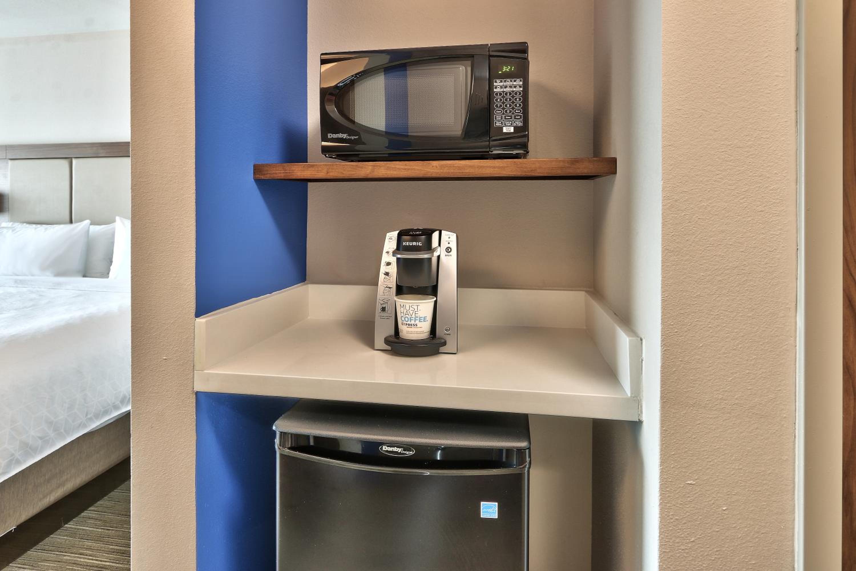 Standard King Room - Photo 8