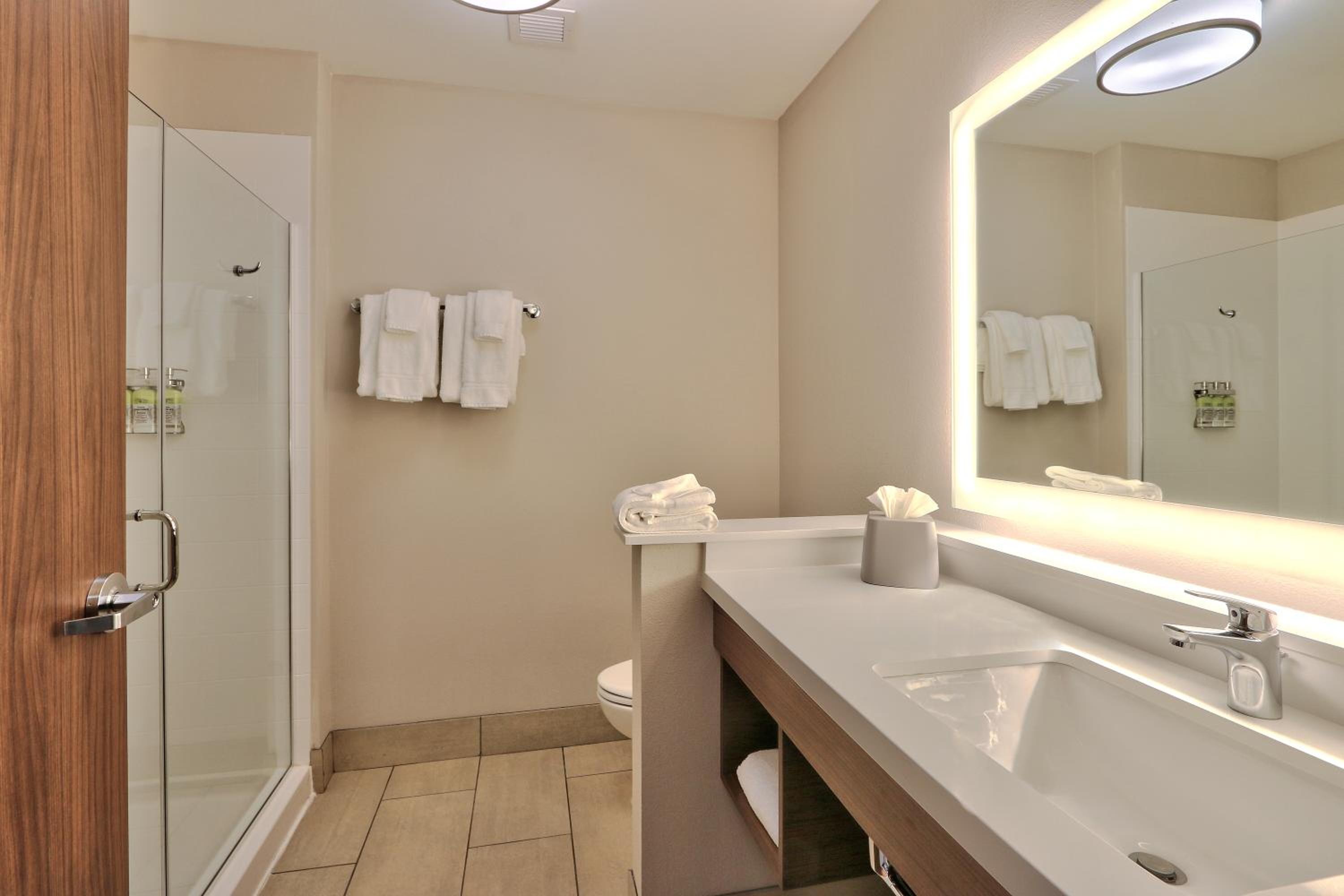 Standard King Room - Photo 5