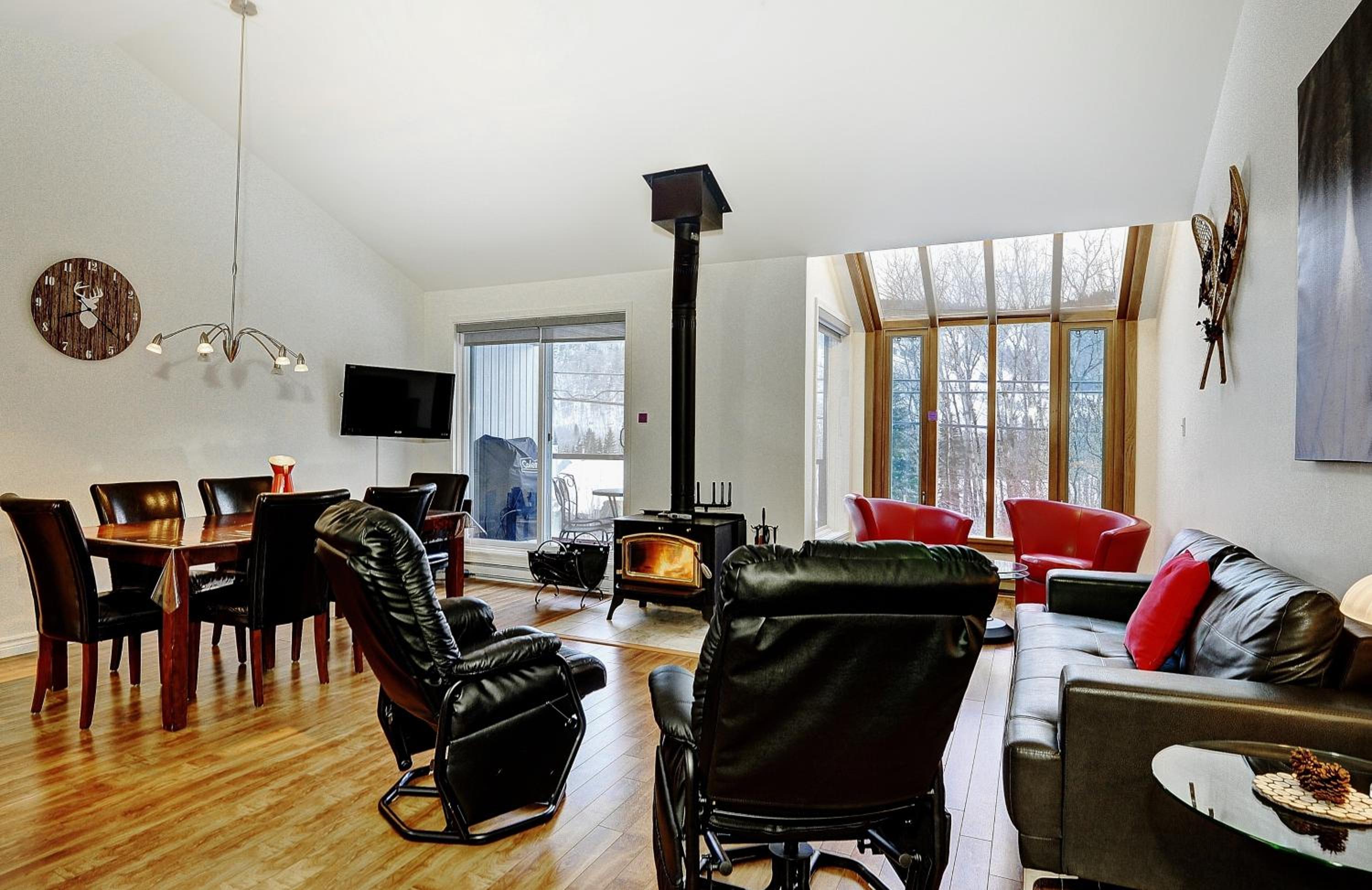 Three-Bedroom Apartment photo 1