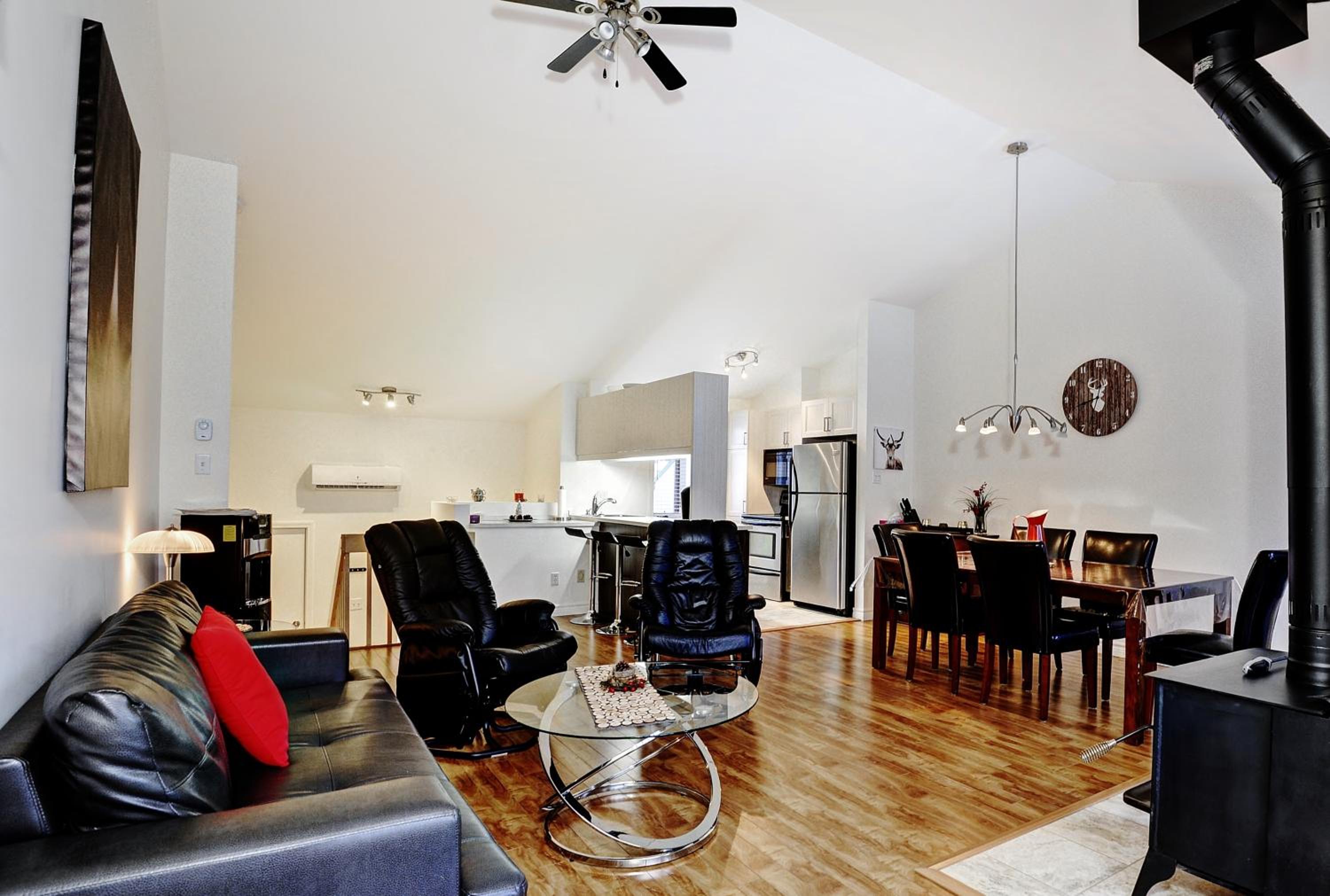 Three-Bedroom Apartment photo 2