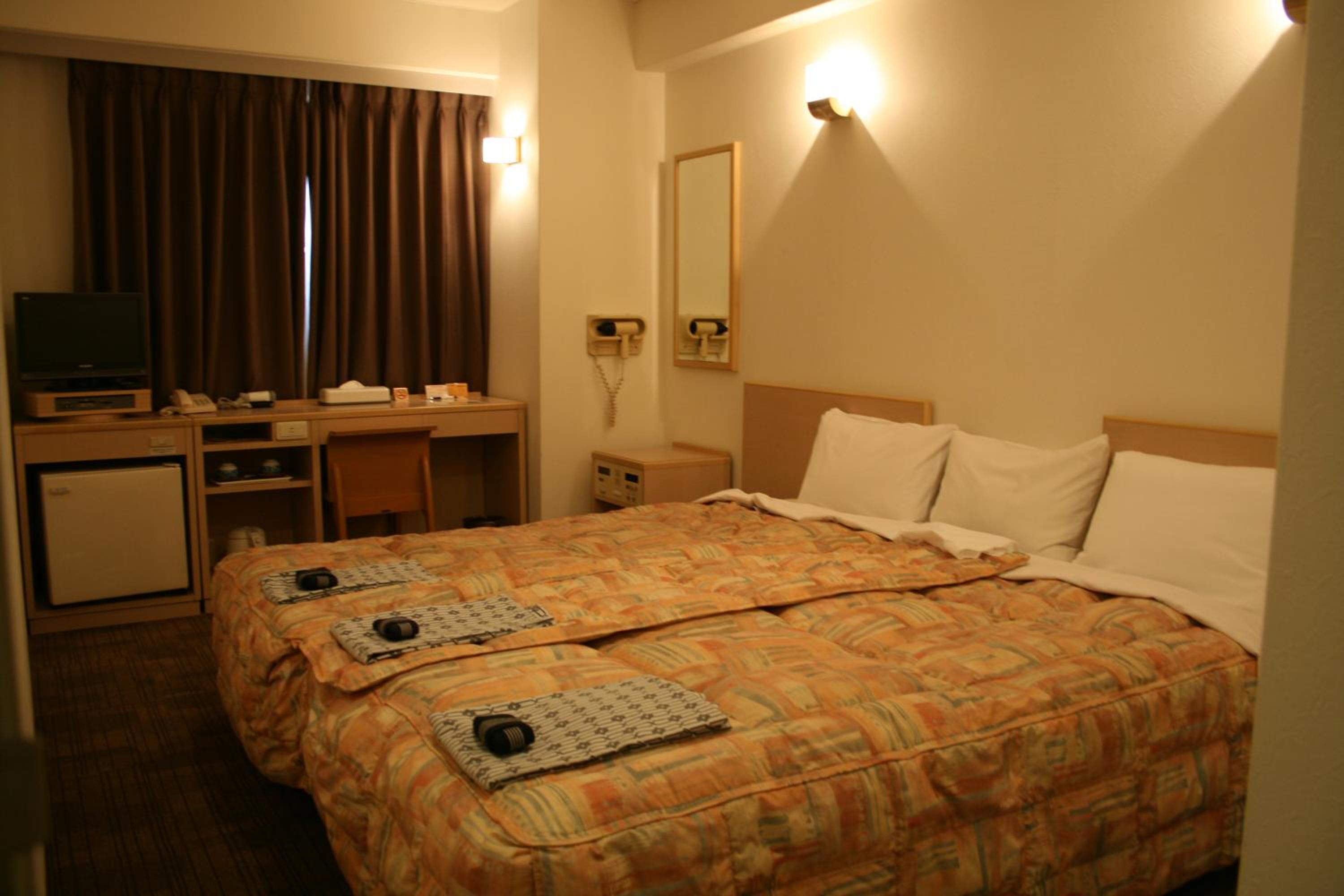 Twin Room - Non-Smoking photo 2