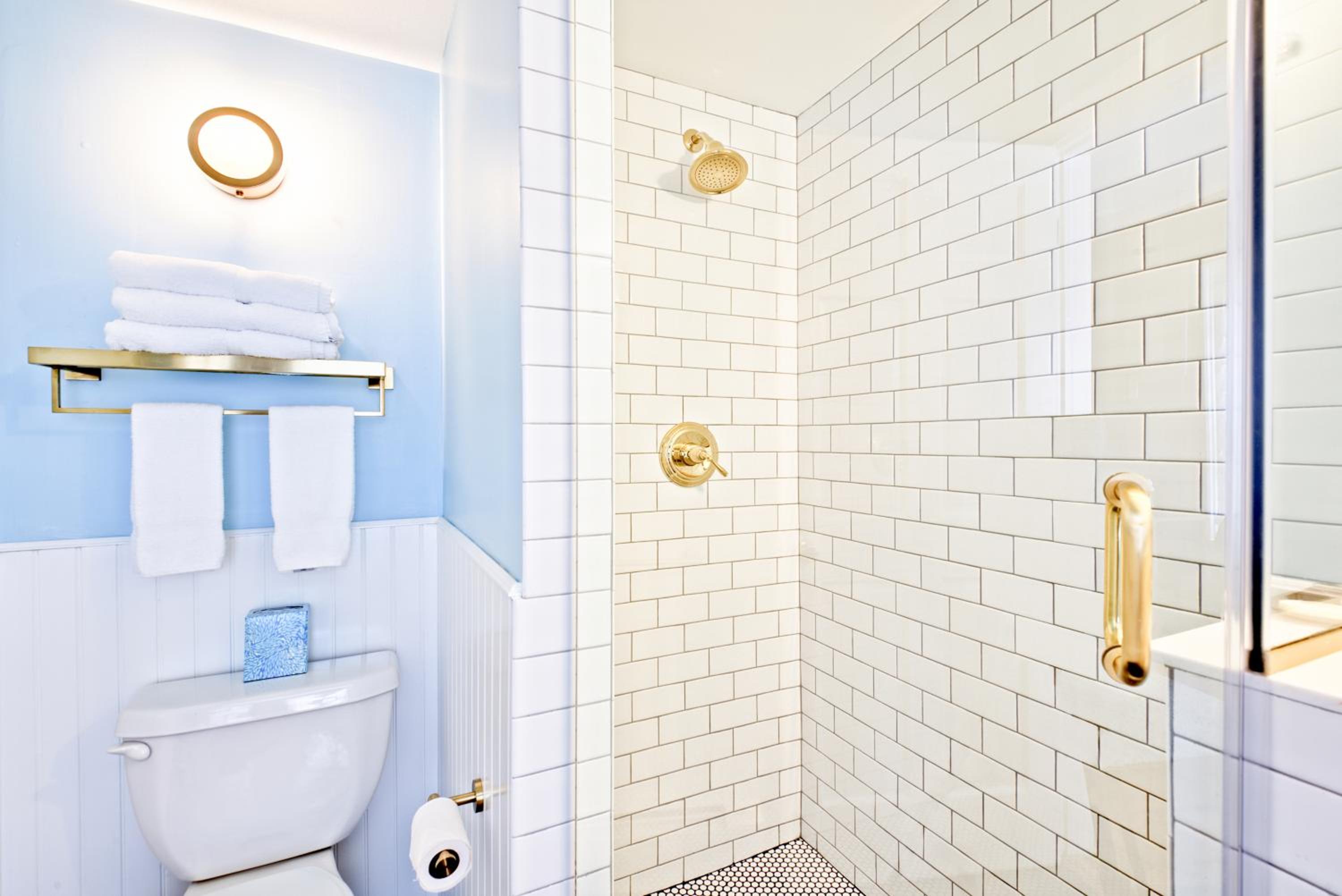 Deluxe Queen Suite - Photo 3