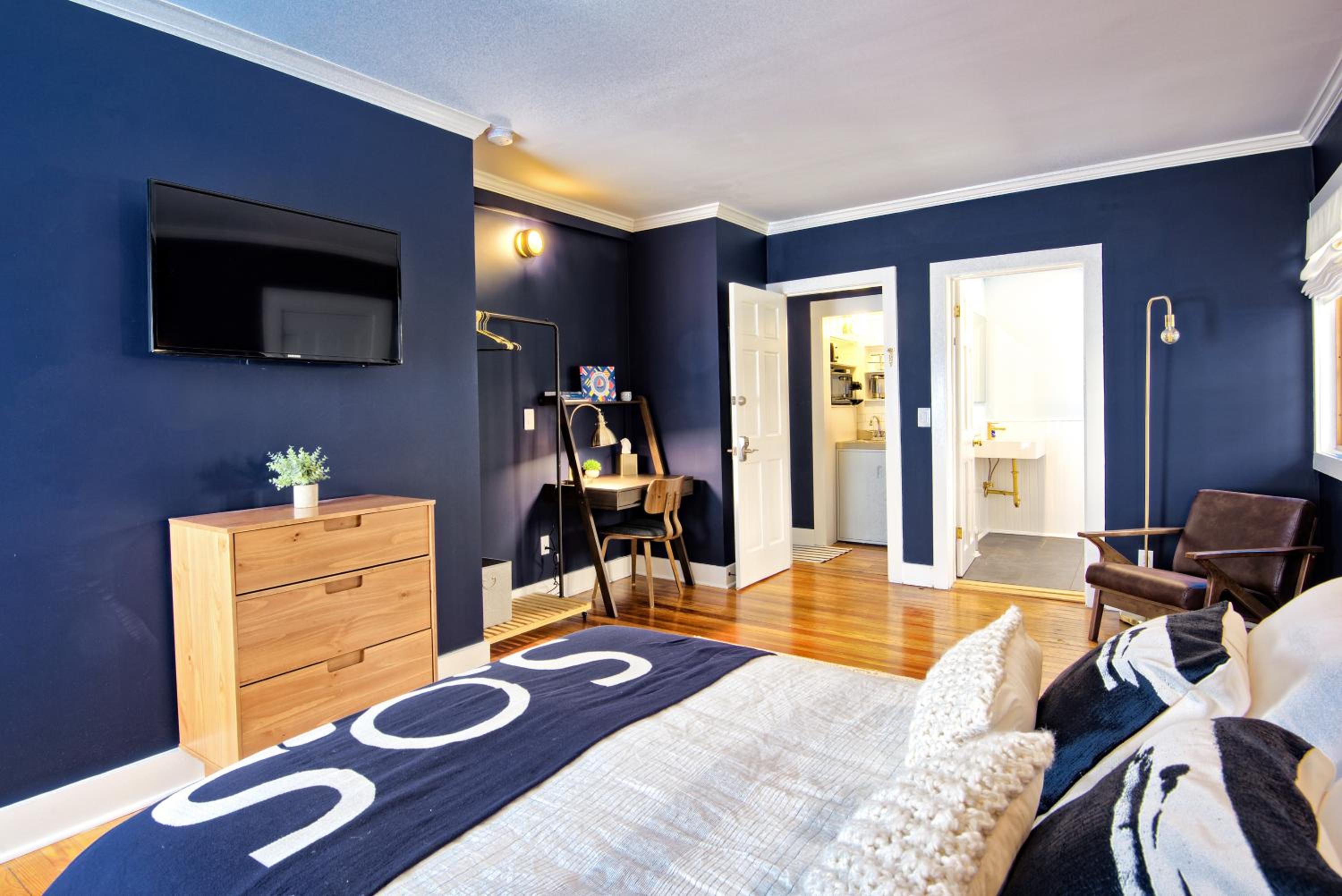 Deluxe Queen Suite - Photo 1
