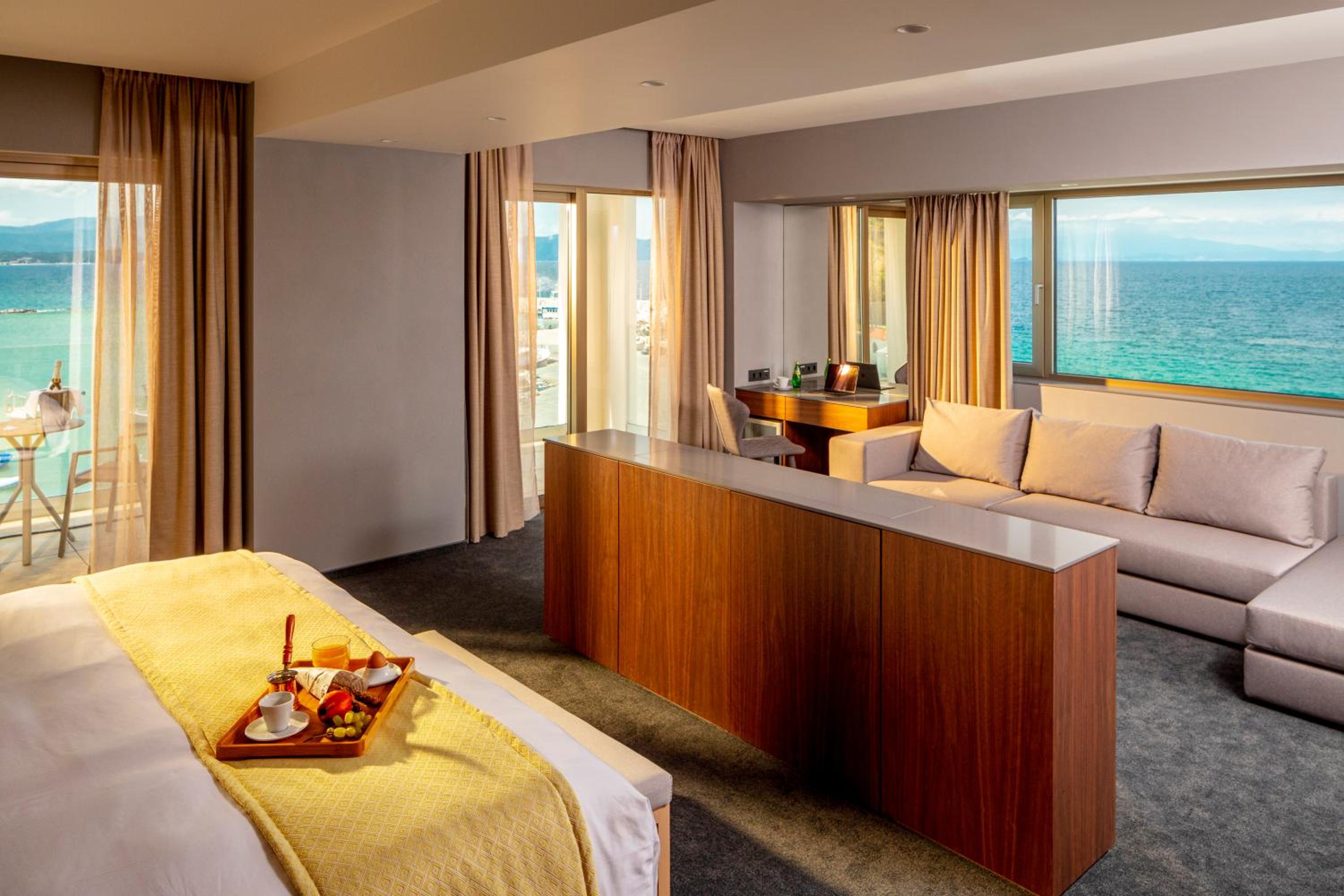 Superior Suite with Sea View - Photo 2