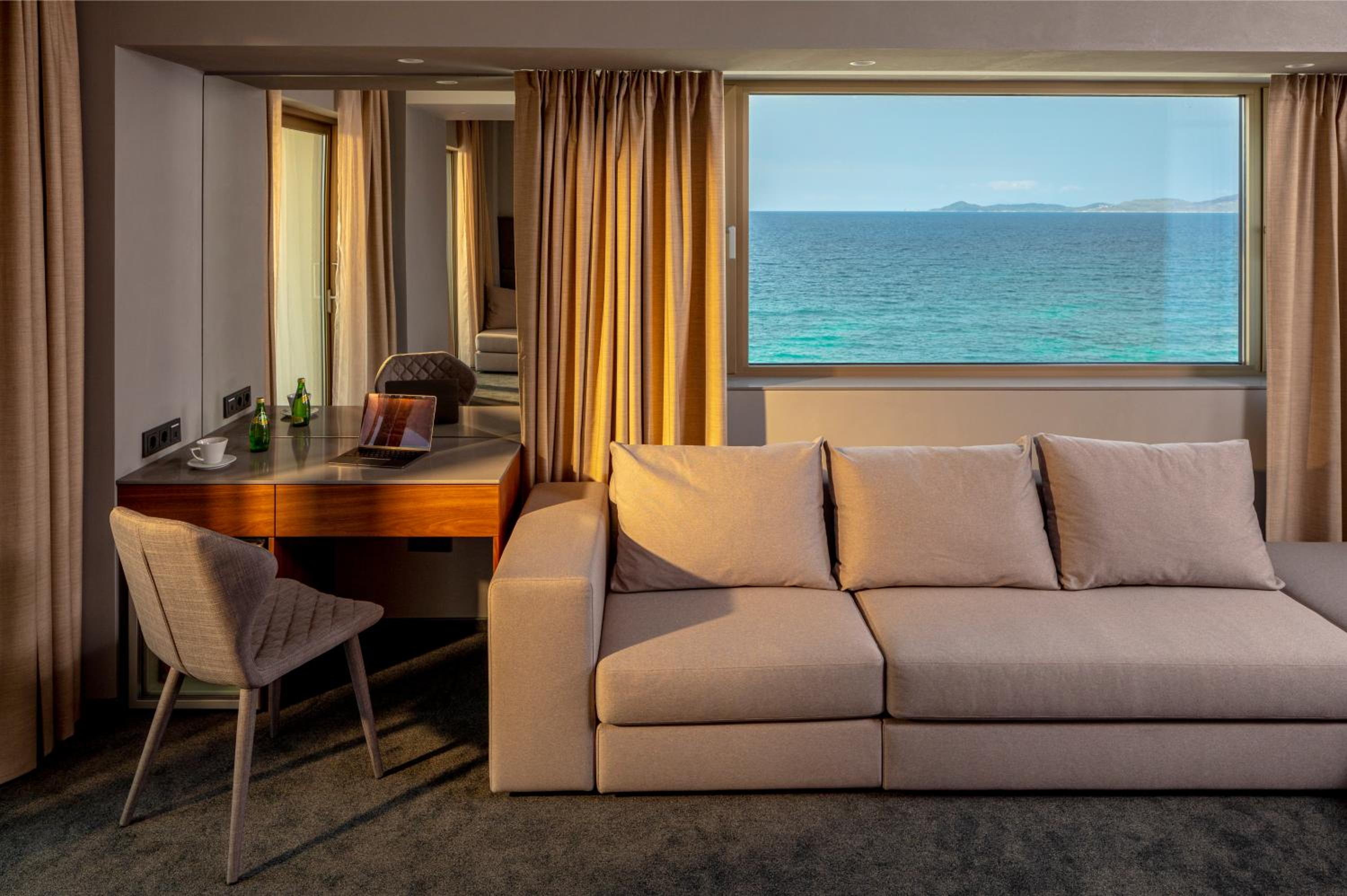 Superior Suite with Sea View - Photo 3