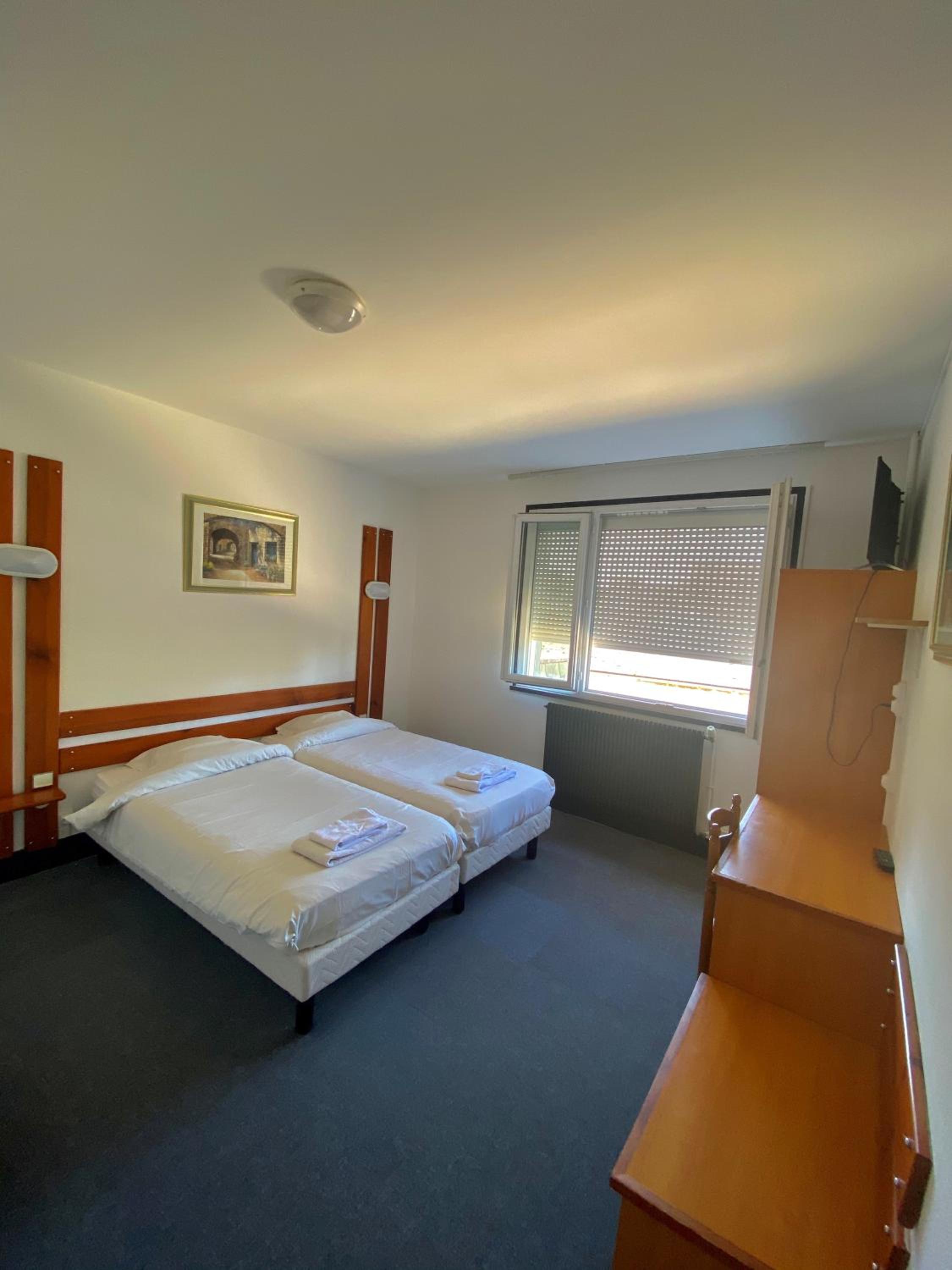 Twin Room - Photo 1