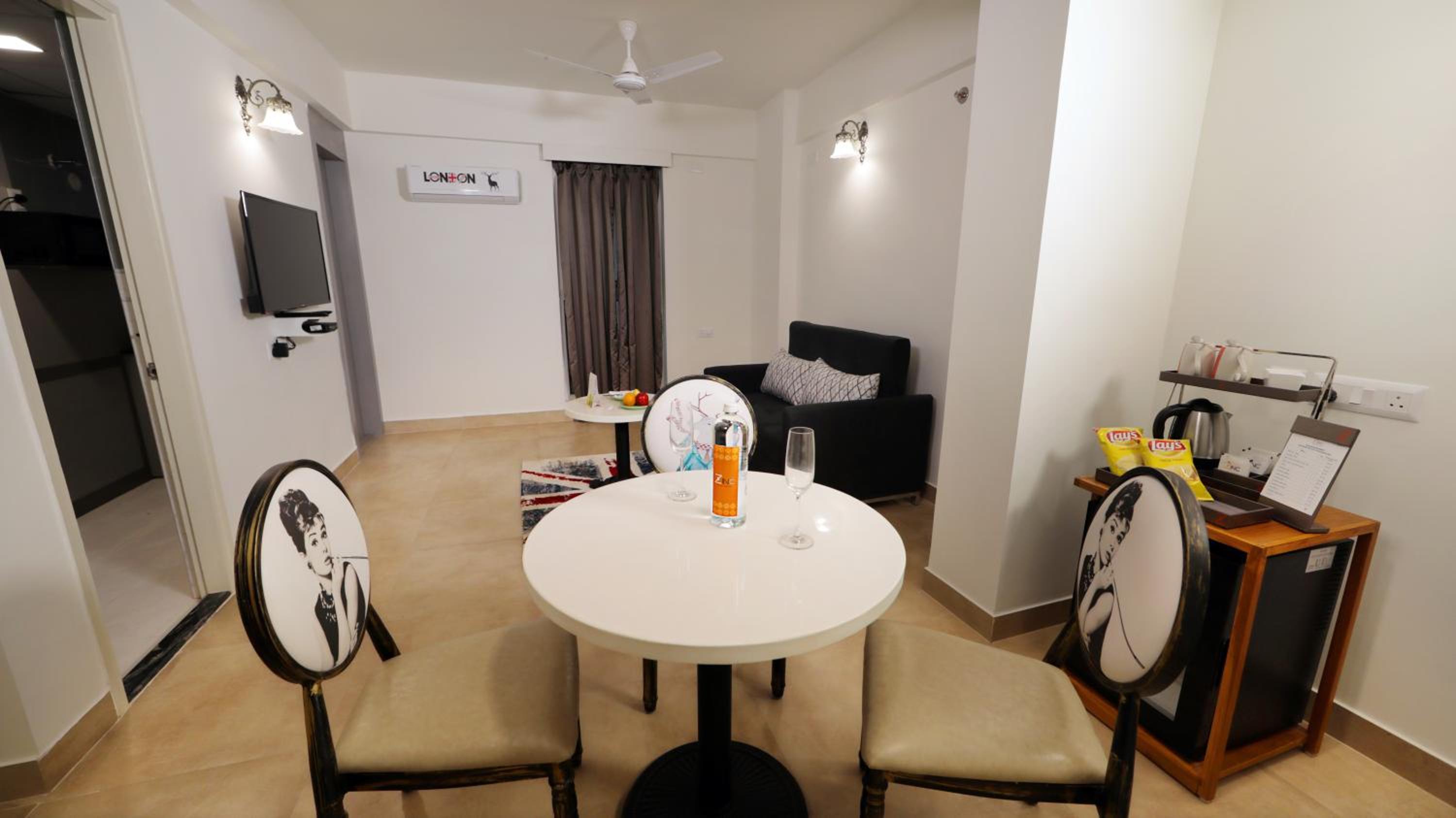 Executive Suite - Photo 6