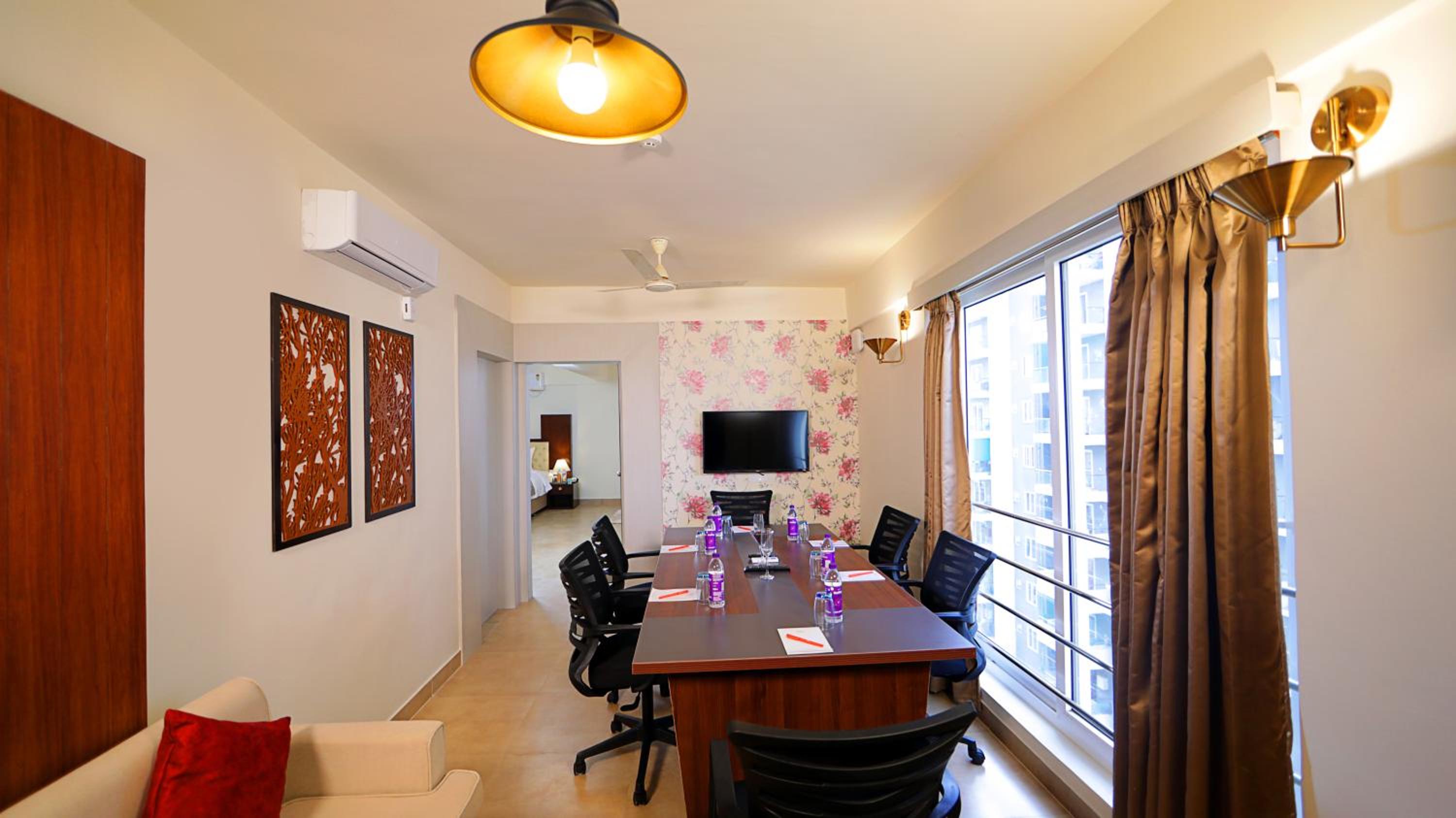 Executive Suite - Photo 9