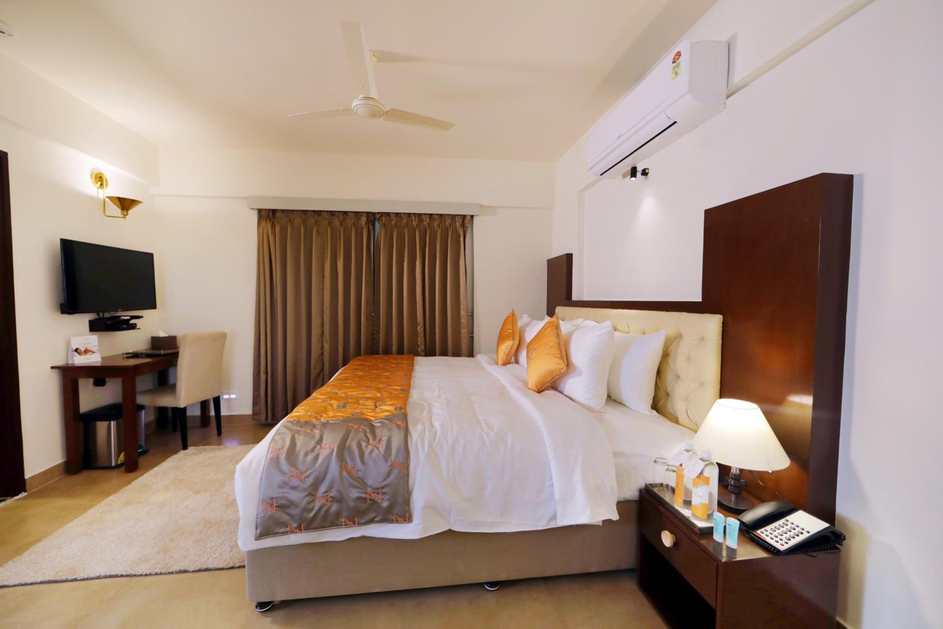 Deluxe Queen Room - Photo 1