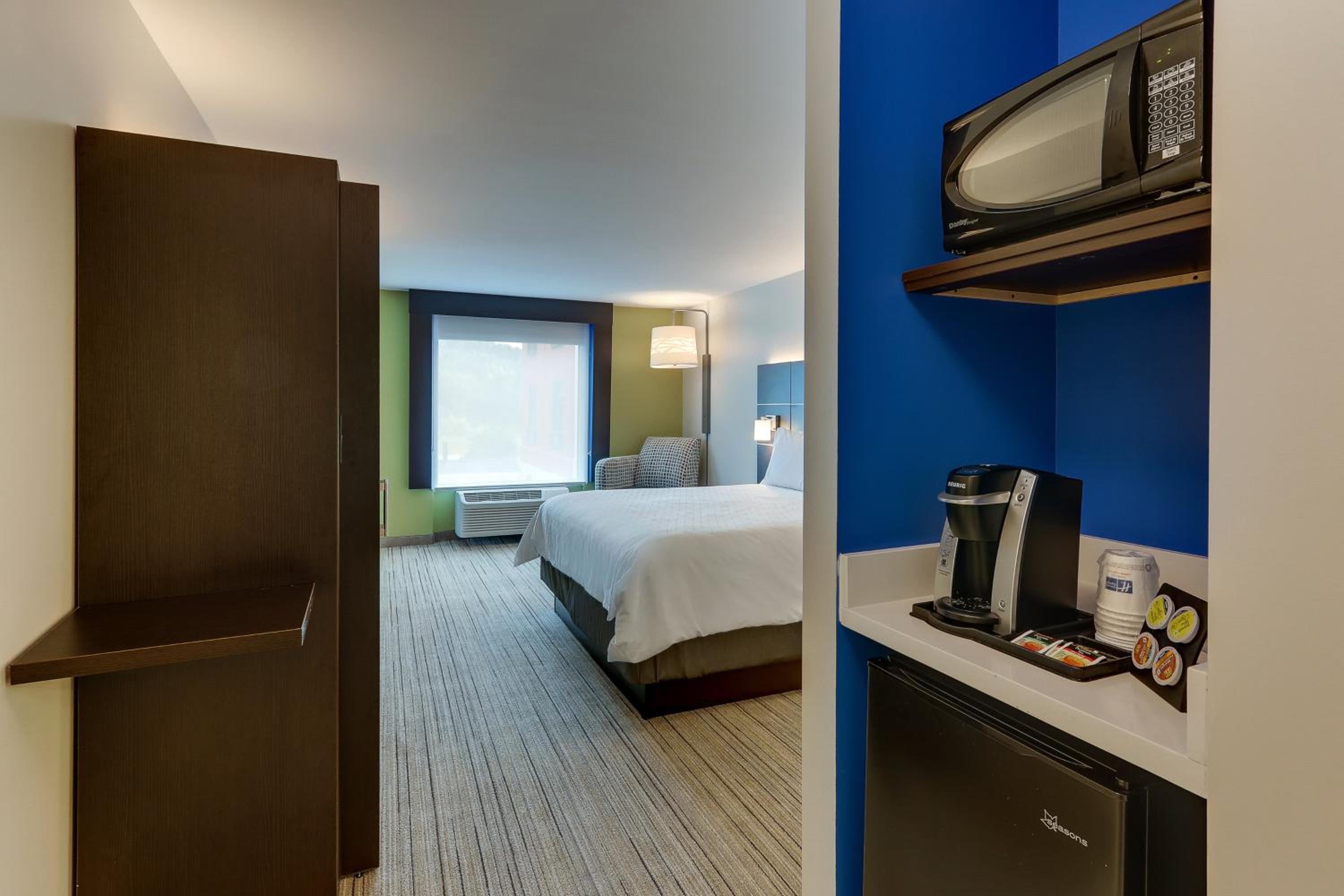 Standard King Room - Photo 5