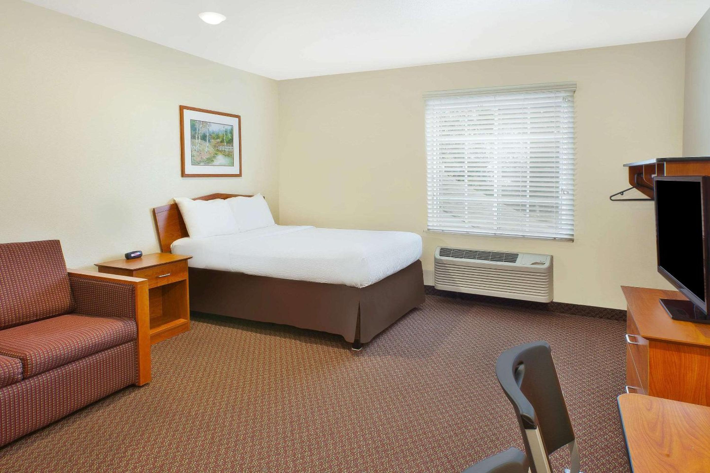 Double Room with Roll In Shower - Disability Access/Non-Smoking photo 3