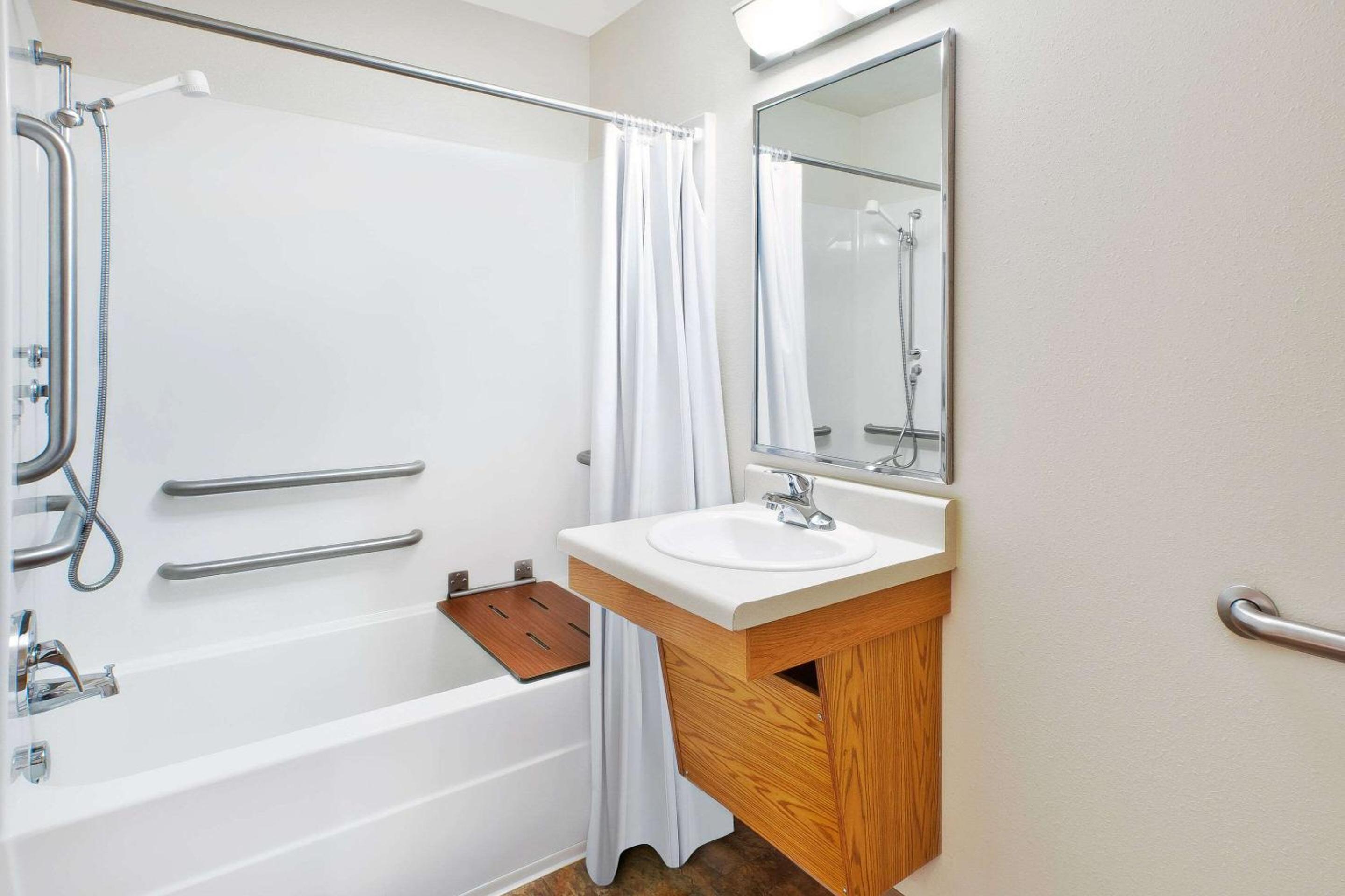 Double Room with Accessible Tub - Disability Access/Non-Smoking photo 2