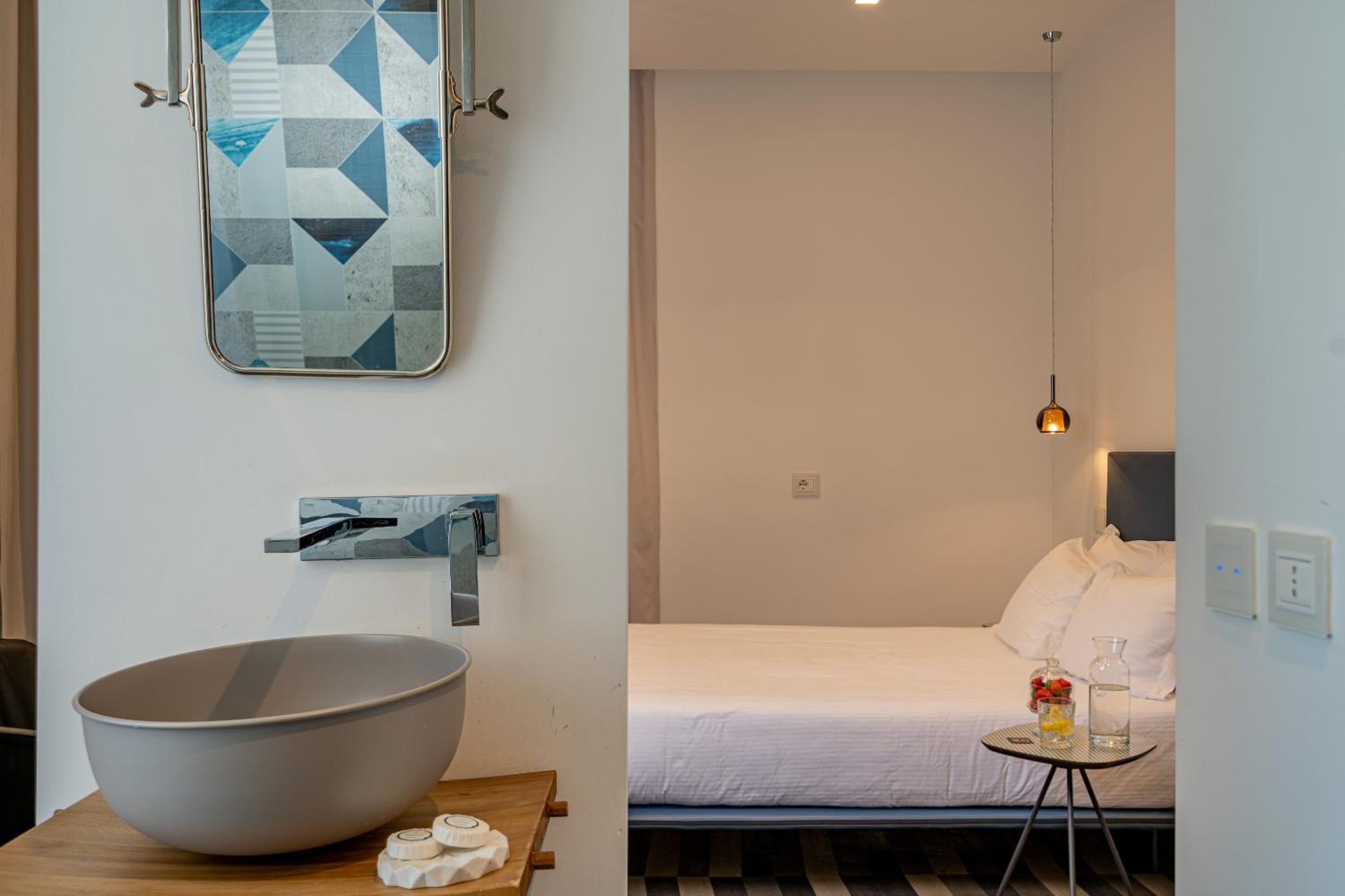 Deluxe Room with Balcony photo 3