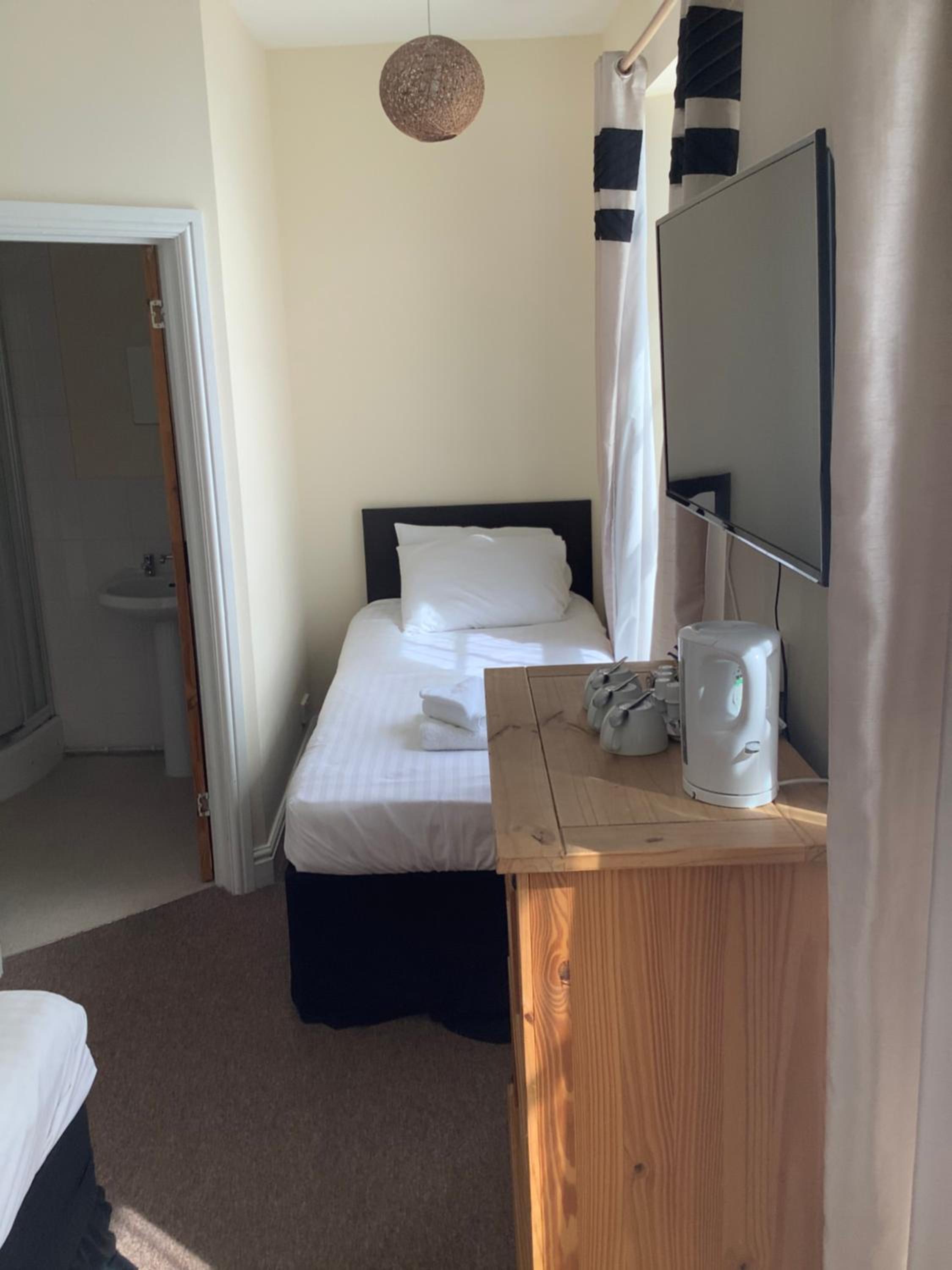 Double or Twin Room with Shower - Photo 2