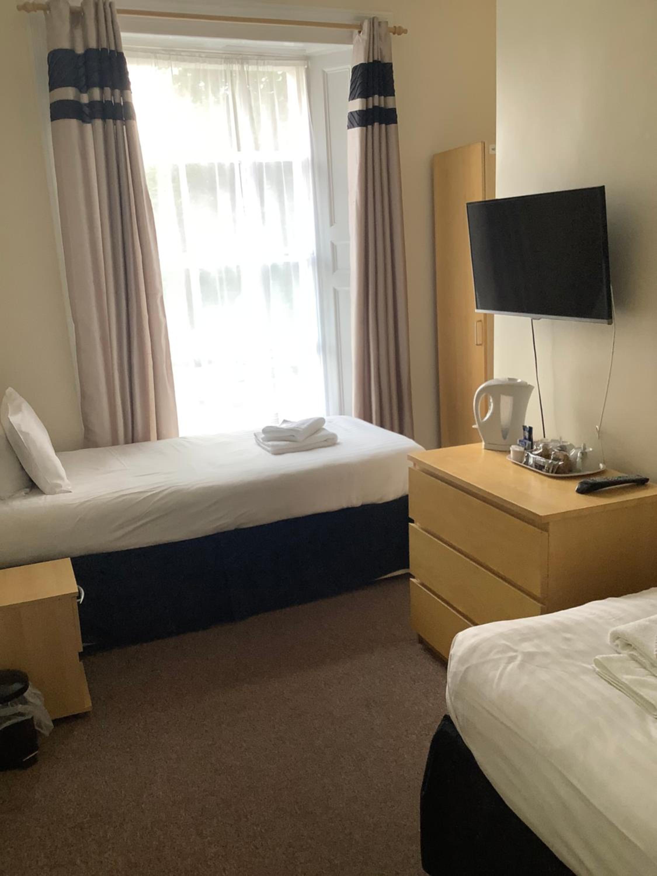 Standard Twin Room - Photo 2