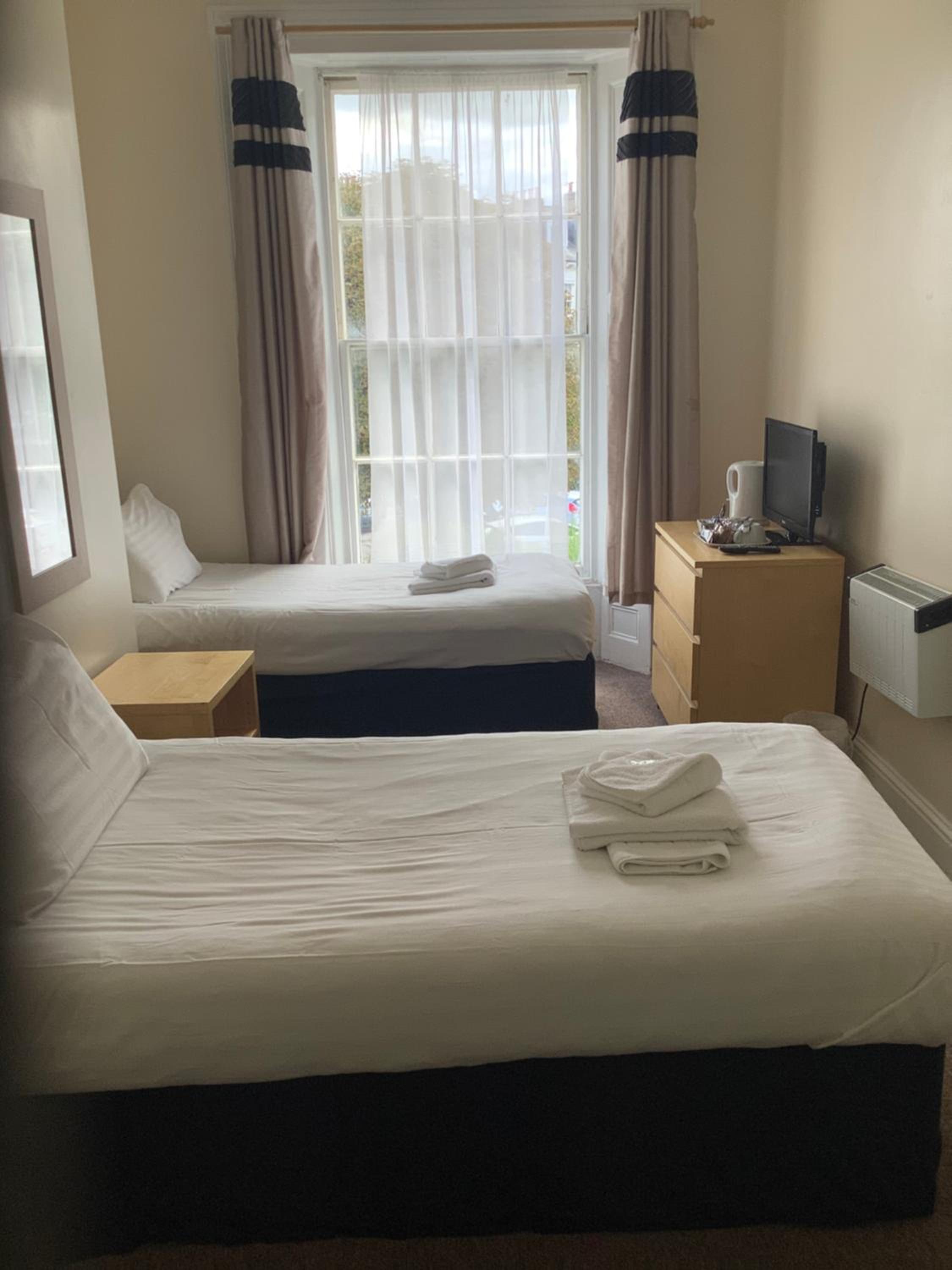 Standard Twin Room - Photo 3