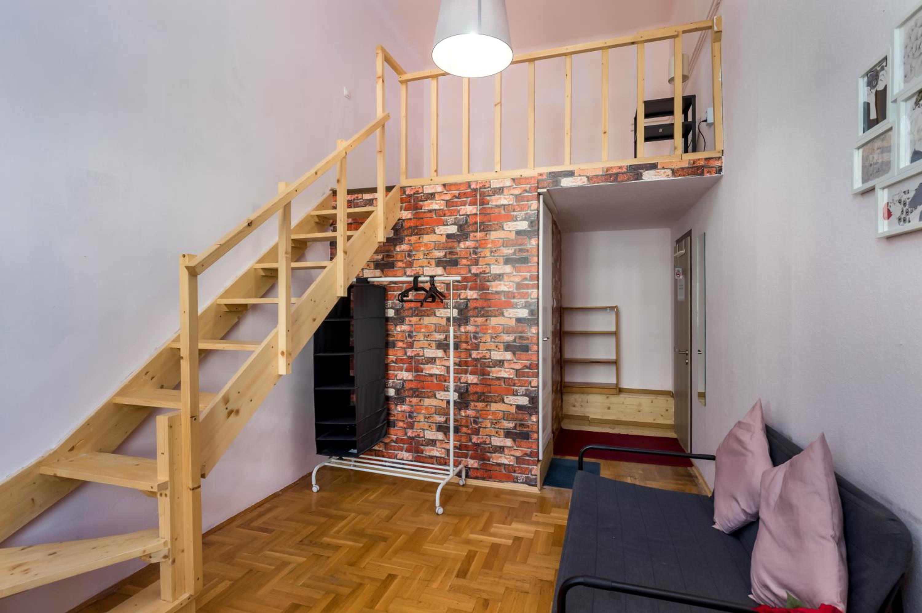 Double Room with Private Bathroom - Photo 12