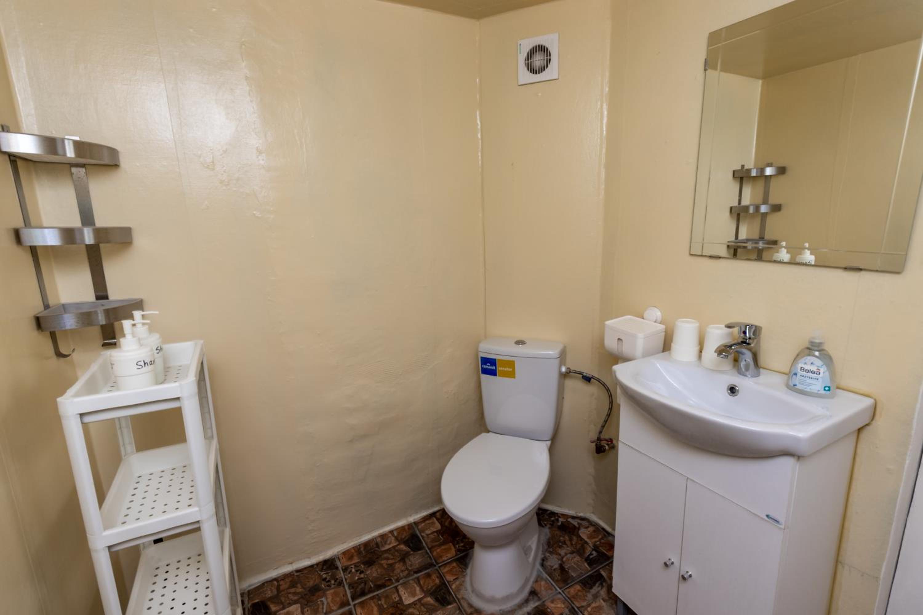 Double Room with Private Bathroom - Photo 13