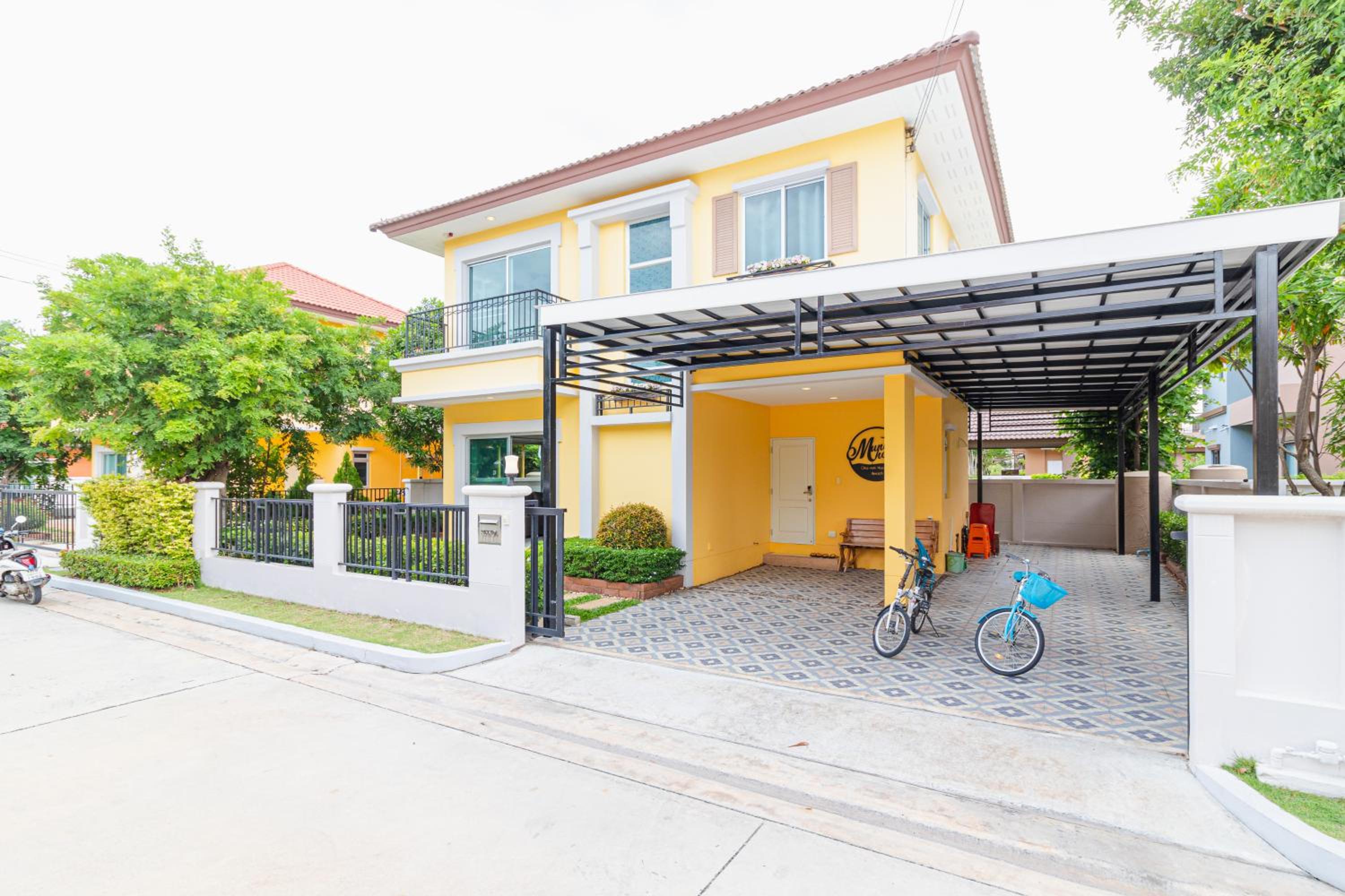 Three-Bedroom House photo 2