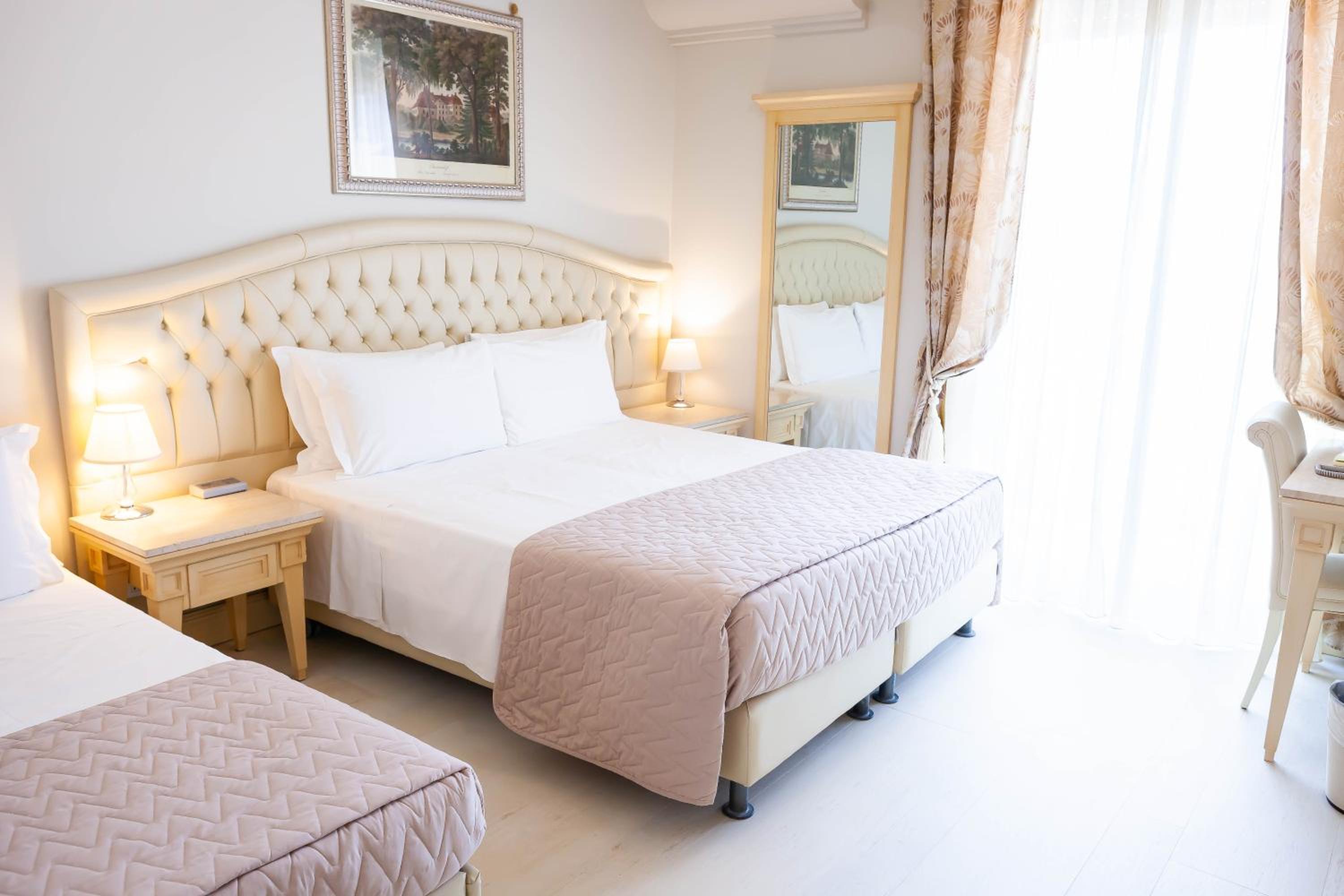 Classic Large Room with Balcony photo 1