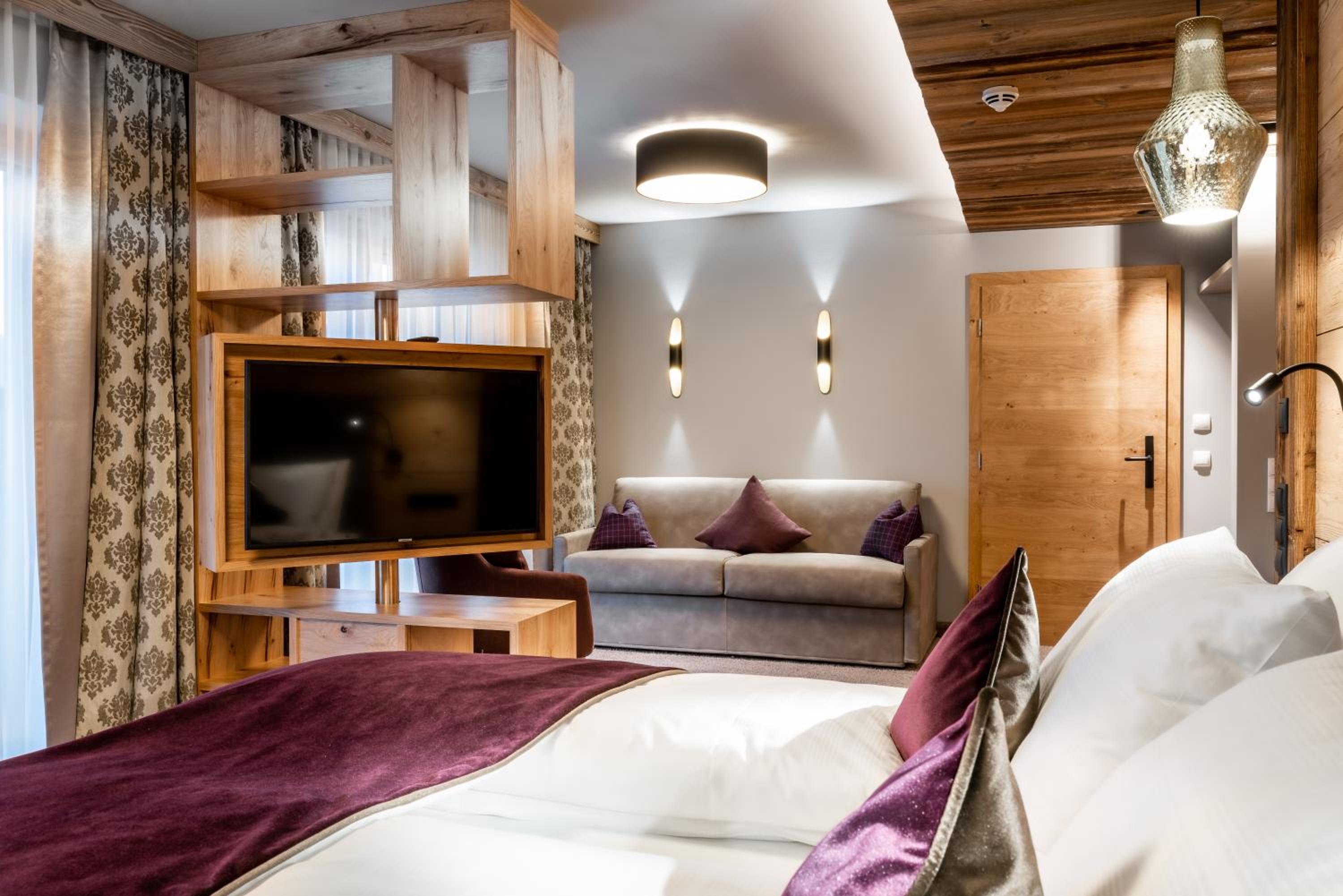 Junior Suite with Mountain View photo 3