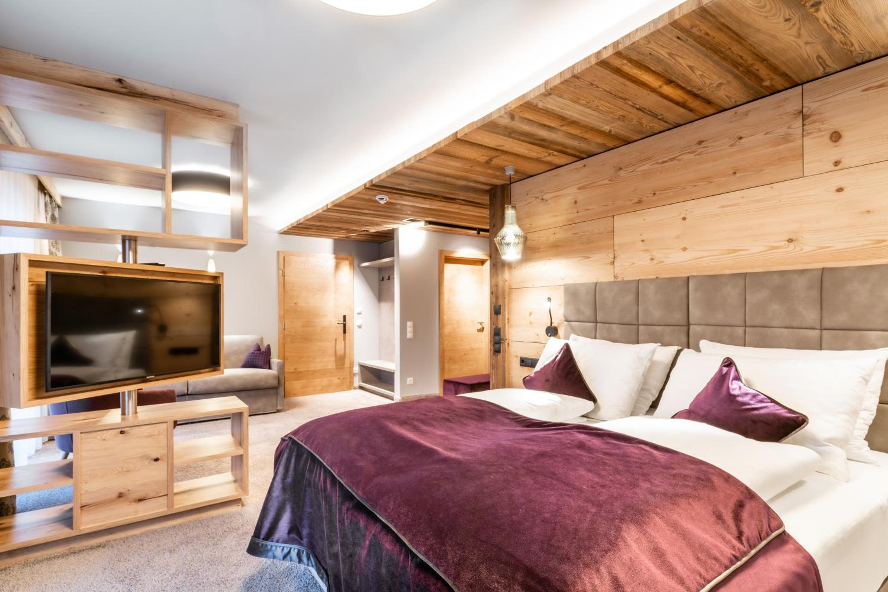Junior Suite with Mountain View photo 2