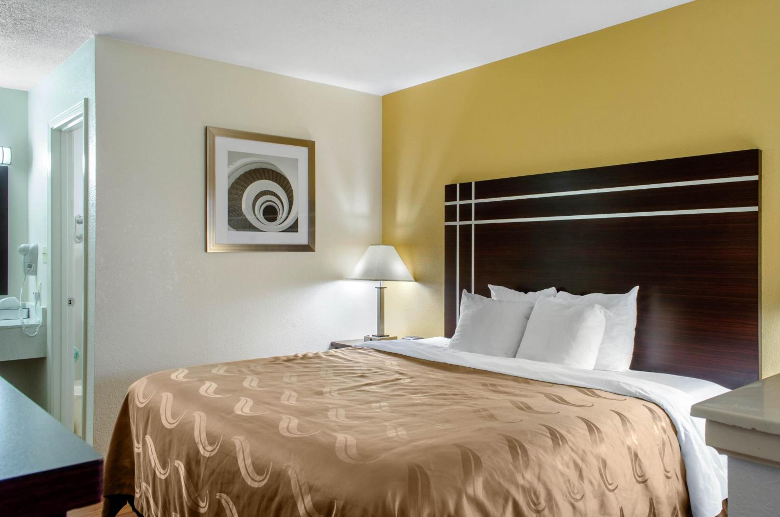 King Room - Non-Smoking photo 2