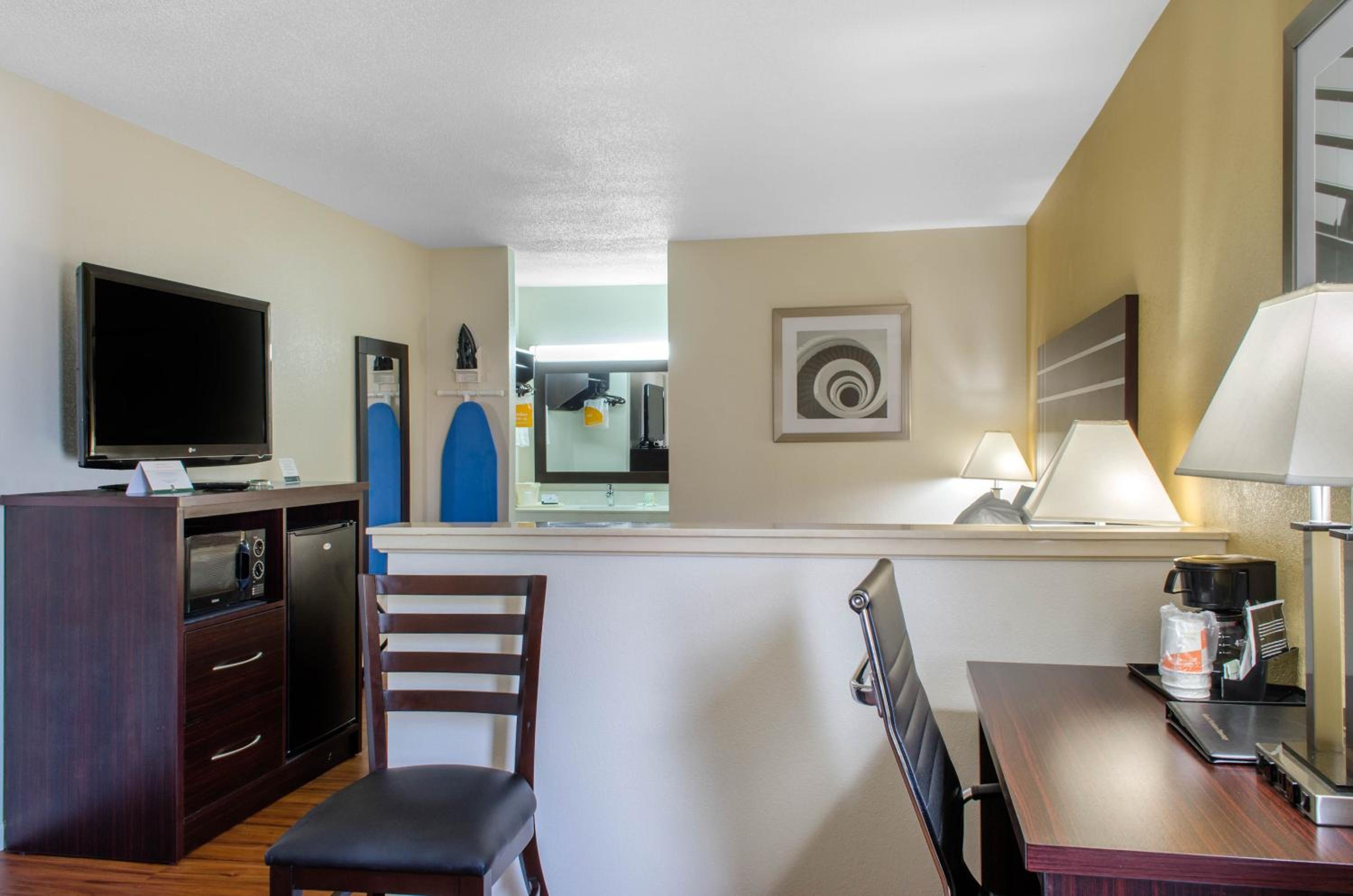 King Room - Non-Smoking photo 3